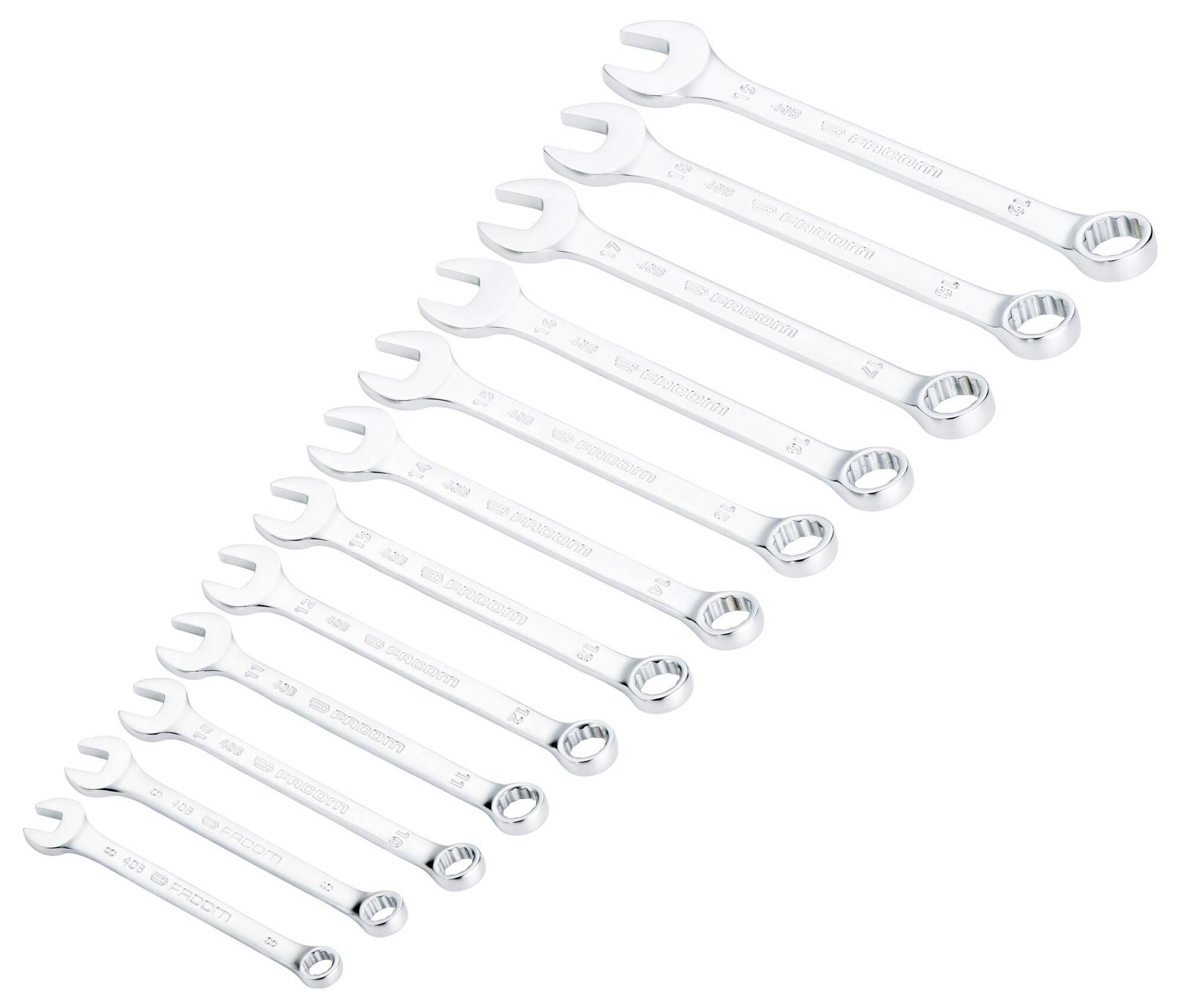 Ein Satz von zwölf verchromten Kombischlüsseln, der Größe nach vom kleinsten zum größten angeordnet, parallel auf einer weißen Oberfläche liegend.