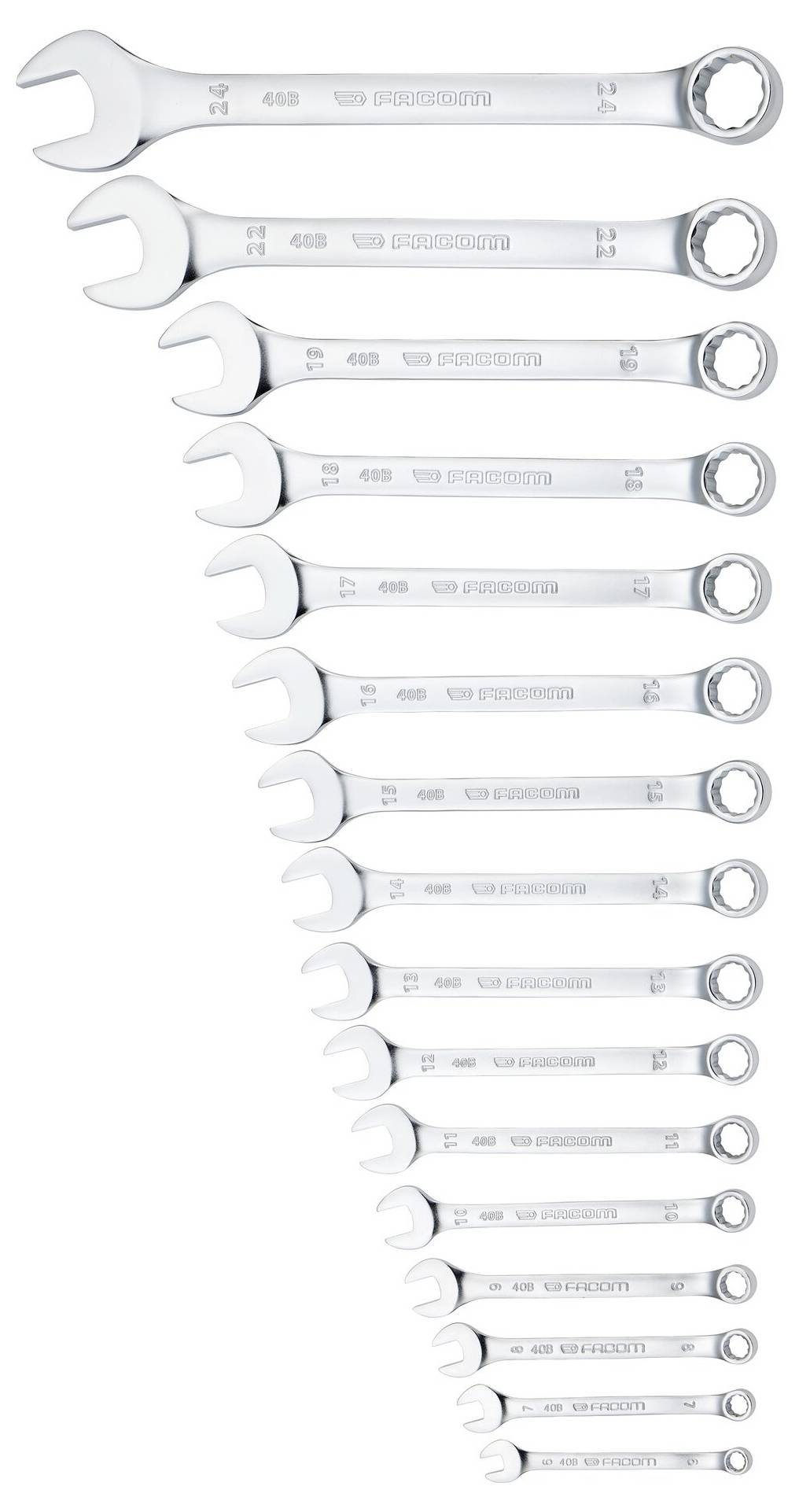 Ein Satz von 16 silbernen Ratschenschlüsseln, der nach Größe geordnet von kleinsten zum größten angeordnet ist, vertikal auf weißem Hintergrund ausgerichtet.