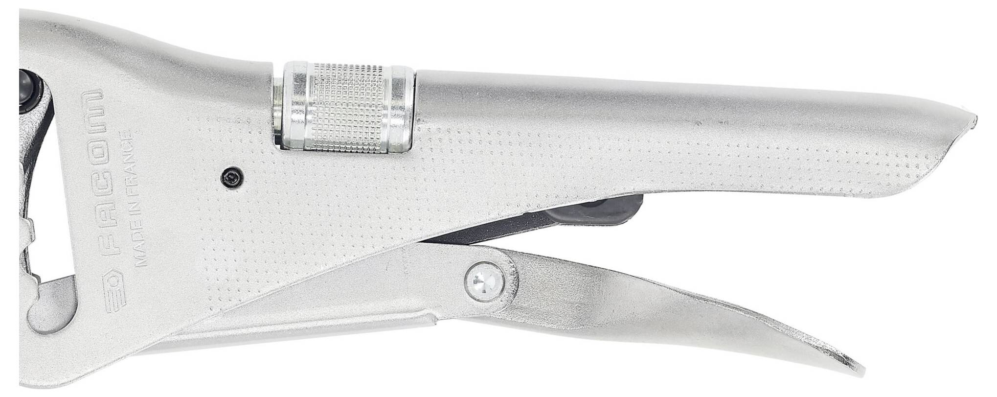 Silbernes Handwerkzeug mit strukturiertem Griff und Verriegelungsmechanismus, vermutlich eine Sperre-Zange oder Schraubzwinge, positioniert auf weißem Hintergrund.