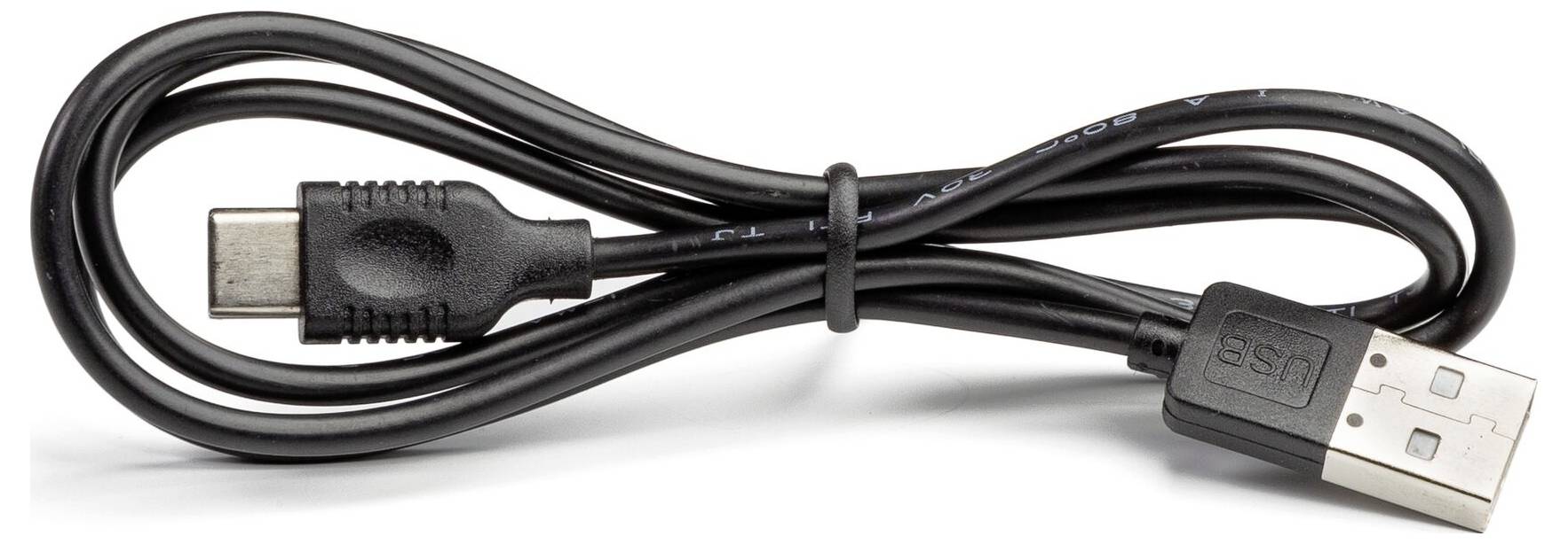 Ein schwarzes USB-C-zu-USB-A-Kabel, ordentlich aufgewickelt, mit Steckern an jedem Ende zum Datentransfer und Laden.