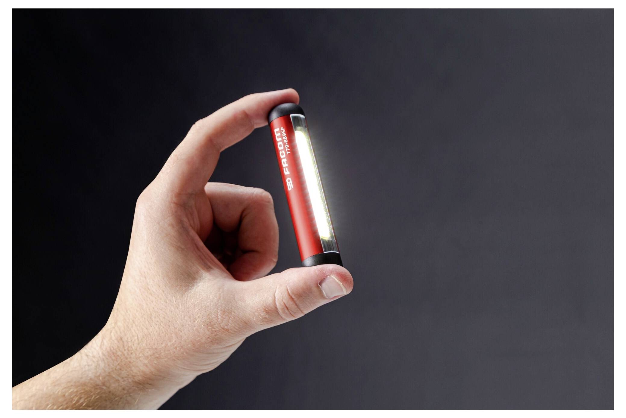 Ein gelber, tragbarer Hefter zum Einsatz bei Holz- und Textilinanwendungen, mit schwarzem Griff und dem Markennamen an der Seite bedruckt.