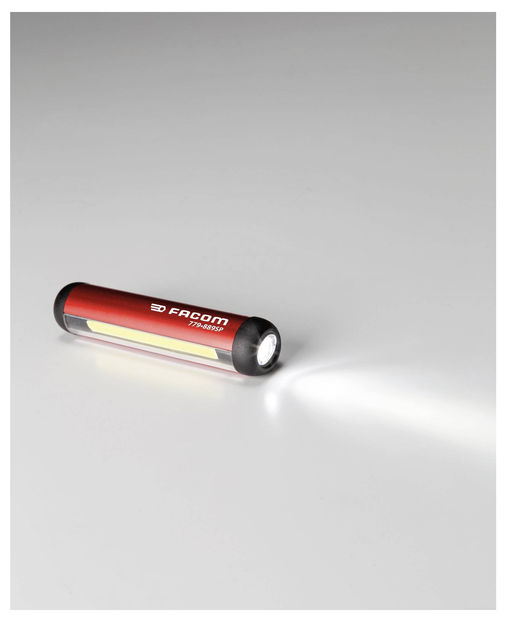 Eine rote Taschenlampe mit der Aufschrift „Facom