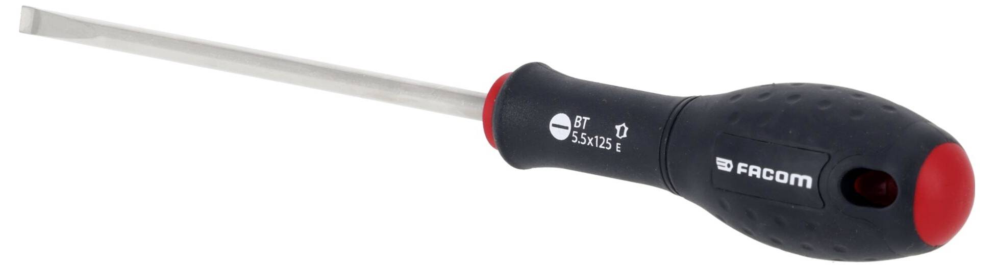 Ein Schreiner bedient eine Gehrungssäge in einer Werkstatt. Im Vordergrund sind gestapelte DeWalt-Werkzeugkästen zu sehen. Die Umgebung ist organisiert und gut beleuchtet.