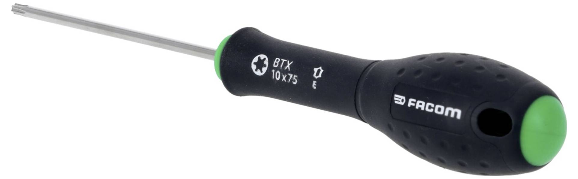 Ein großer Satz verschiedener Steckschlüssel und ein Ratschenschlüssel mit schwarzem Griff, ordentlich in Reihen auf einer weißen Oberfläche angeordnet.