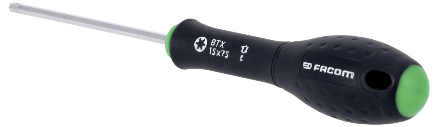 Eine Person, die ein Laubgebläse verwendet, um gefallenes Laub aus einem Garten zu entfernen, umgeben von Bäumen mit gelbem Herbstlaub.