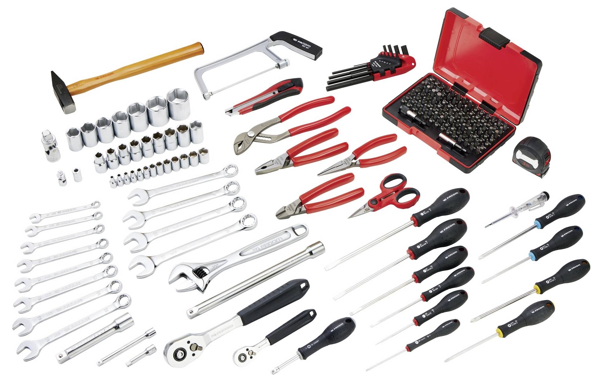 Ein umfassendes Set verschiedener Handwerkzeuge einschließlich Schraubenschlüssel, Schraubenzieher, Zangen und einem Hammer, ordentlich auf einer weißen Oberfläche angeordnet.