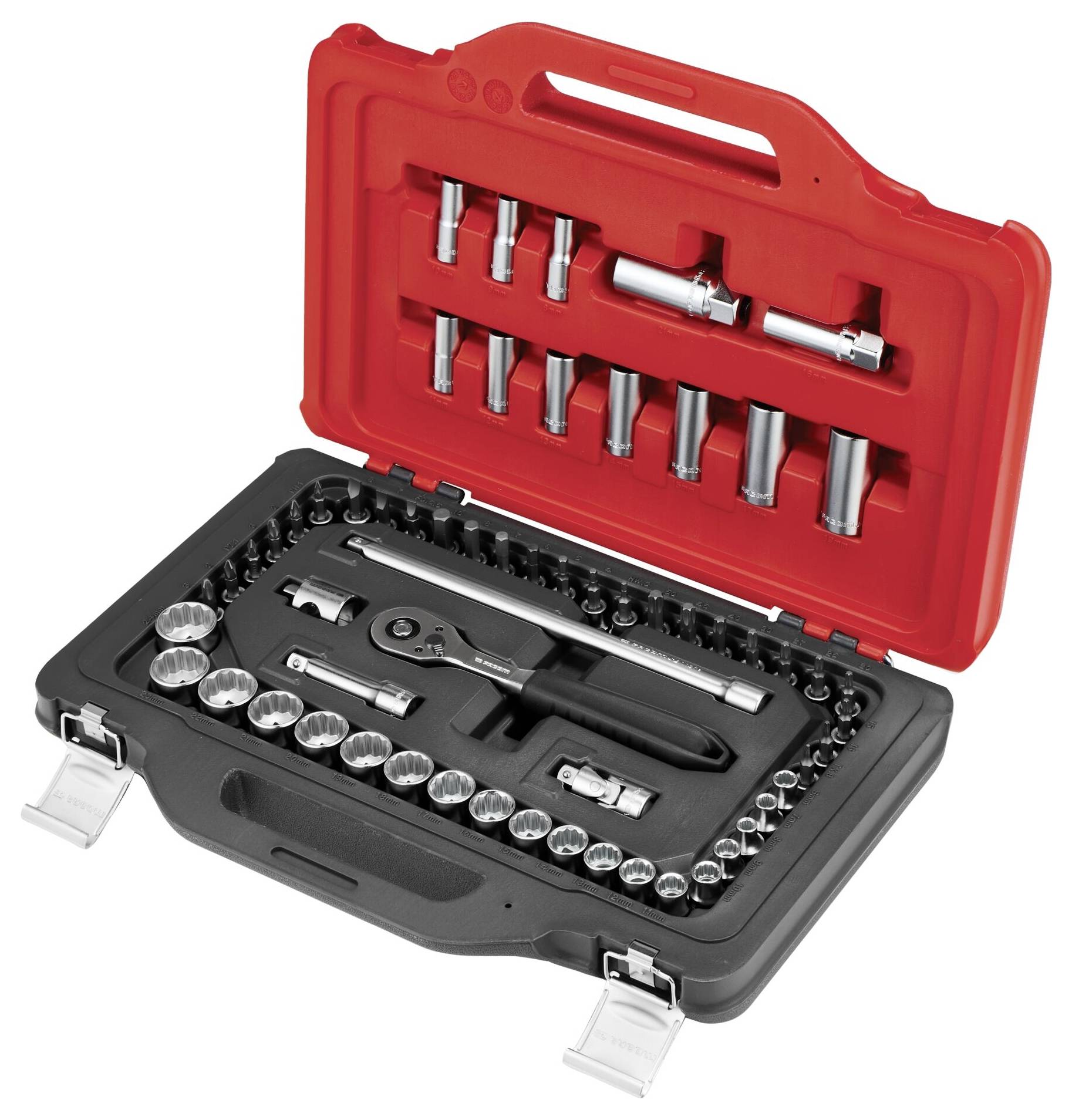 Ein rot-schwarzer Koffer mit einem Steckschlüsselsatz, bestehend aus mehreren Stecknüssen, Verlängerungsstangen und einem Ratschenschlüssel, ordentlich angeordnet.
