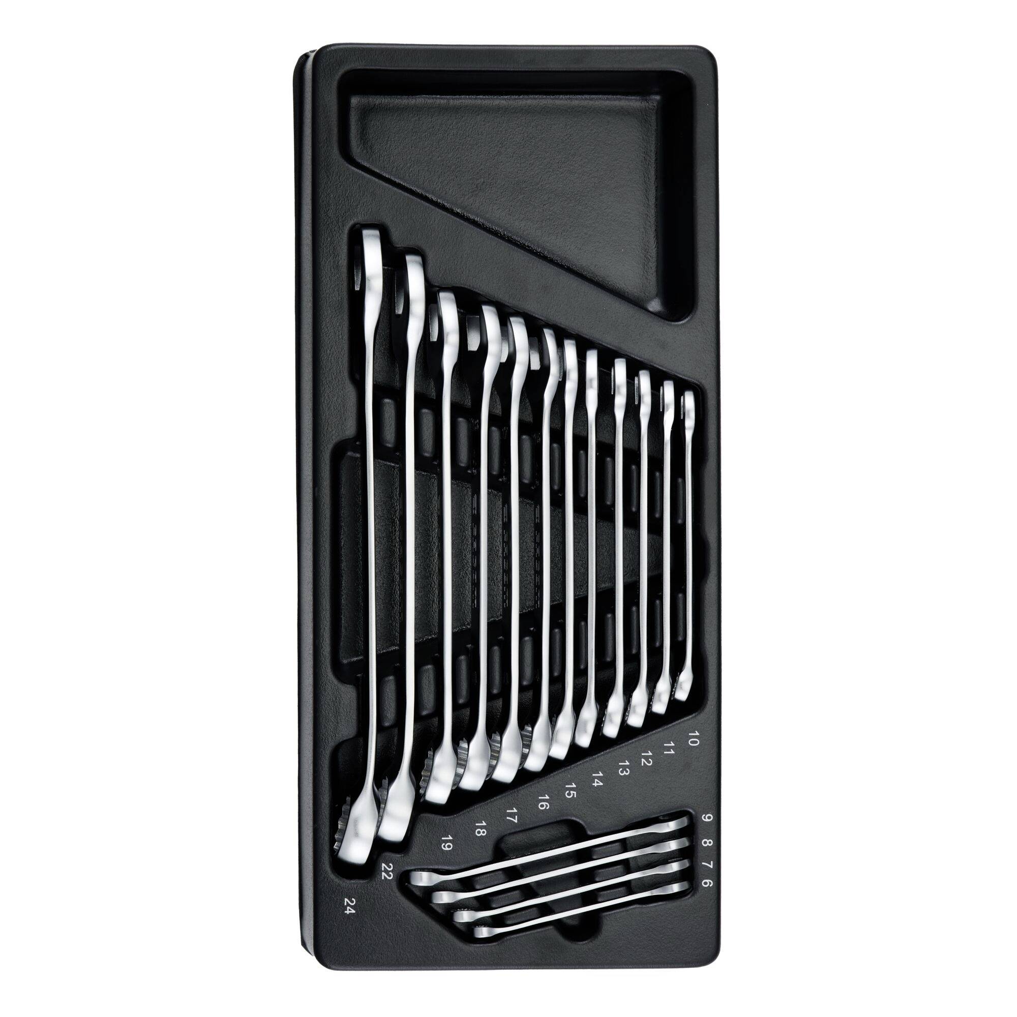Ein schwarzes Tablett mit einem Satz von 12 Chrom-Schraubenschlüsseln, organisiert nach Größe, in absteigender Reihenfolge von 8 bis 19 Millimetern.