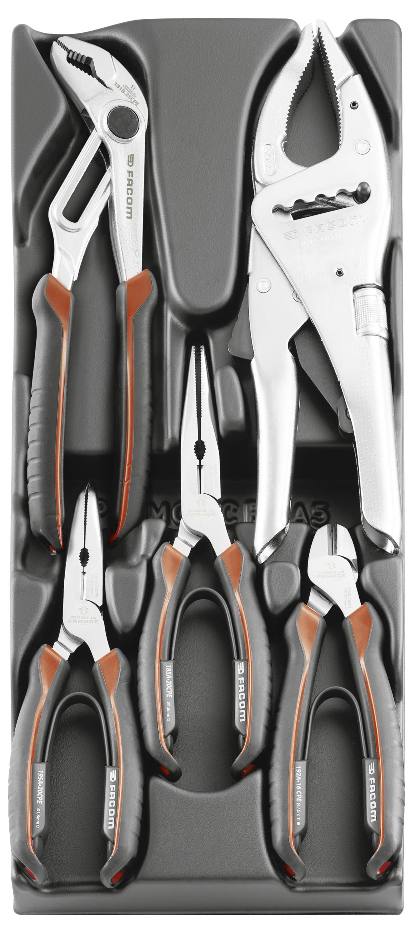 Schaumstoffwanne mit fünf BLACK+DECKER Zangen und Schraubenschlüsseln: verstellbarem Schraubenschlüssel, Gripzange, Spitzzange und Seitenschneider in Schwarz mit orangefarbigen Griffen.