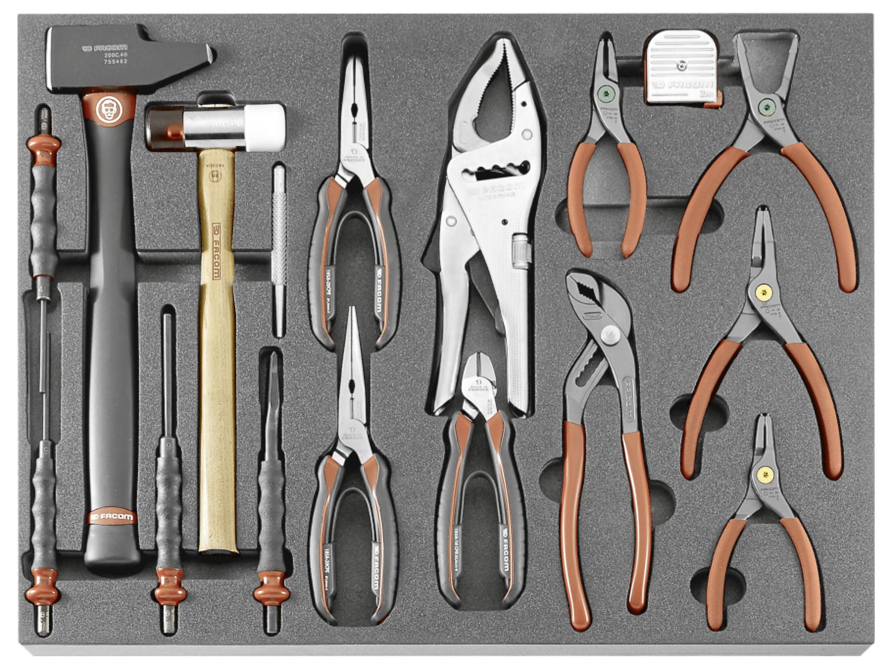 Schaumstoff-Werkzeugtablett mit verschiedenen Handwerkzeugen, darunter Schraubendreher, Hämmer, Zangen, Verschraubzangen, Schneidwerkzeuge und Clips, sauber in Aussparungen angeordnet.
