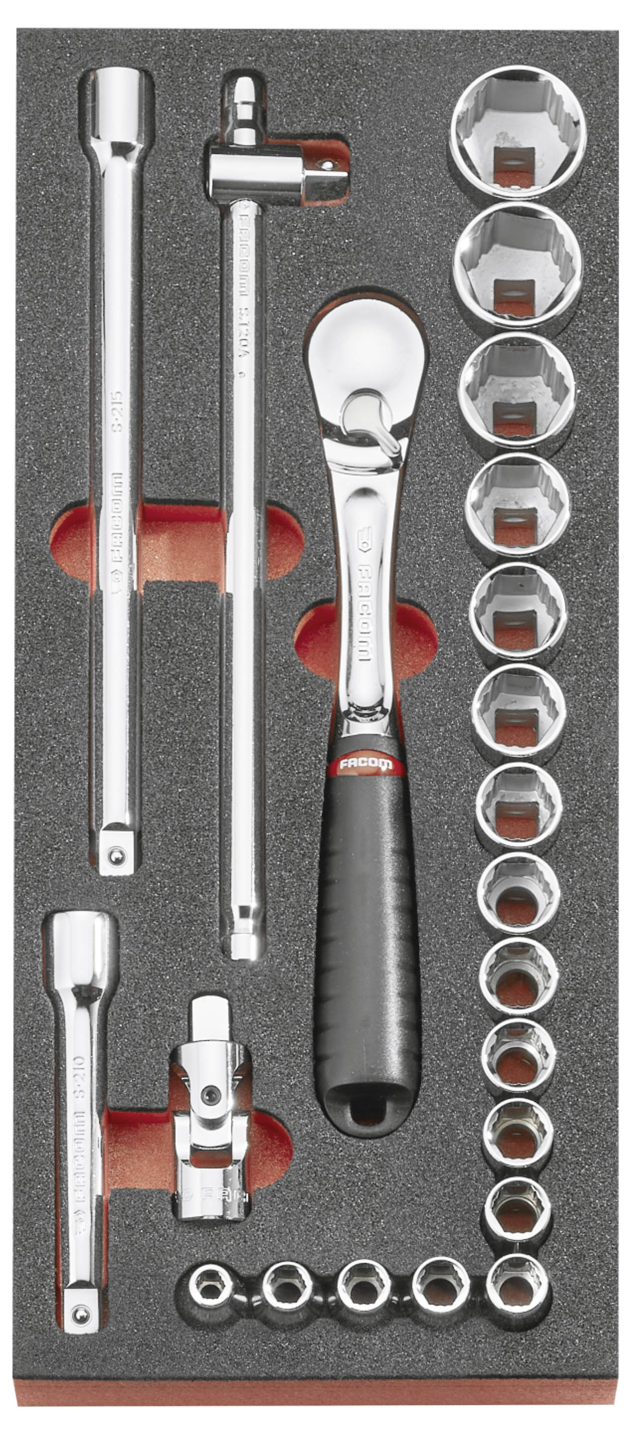 Schaumstoff-Tablett mit einem Ratschenschlüssel-Set: Ratschenkopf, Verlängerungsstangen, Adapter und mehrere Stecknüsse, die zur Lagerung angeordnet sind.