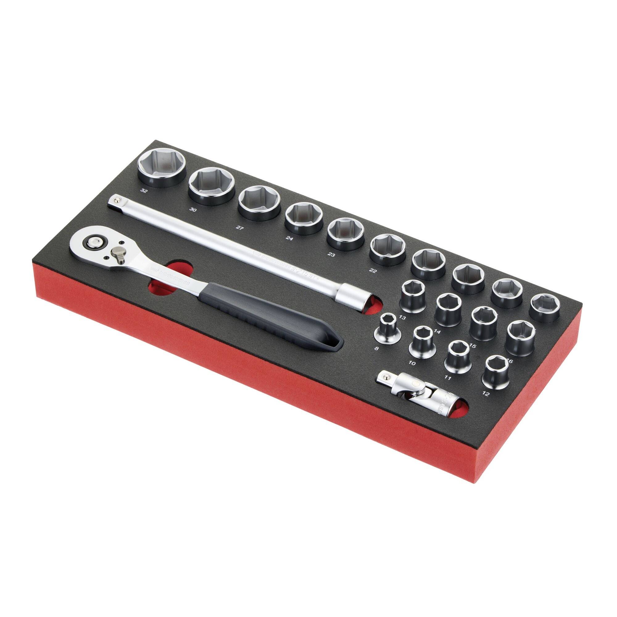 Ein Steckschlüsselsatz mit einem Ratschenschlüssel, einer Verlängerungsstange und mehreren Stecknüssen, angeordnet in einer Schaumstoffeinlage.