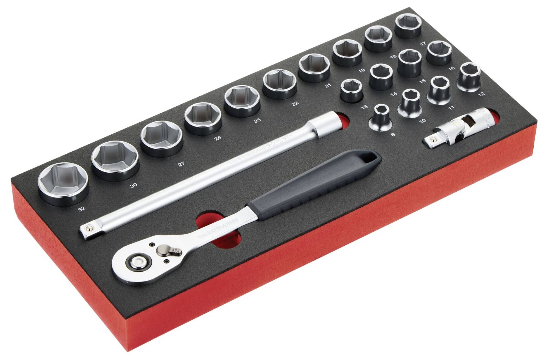 Eine Person in grauem Outfit und Handschuhen benutzt ein Cutter-Messer, um den Riemen gestapelter roter Terrakottaziegel auf einer Baustelle zu durchschneiden.