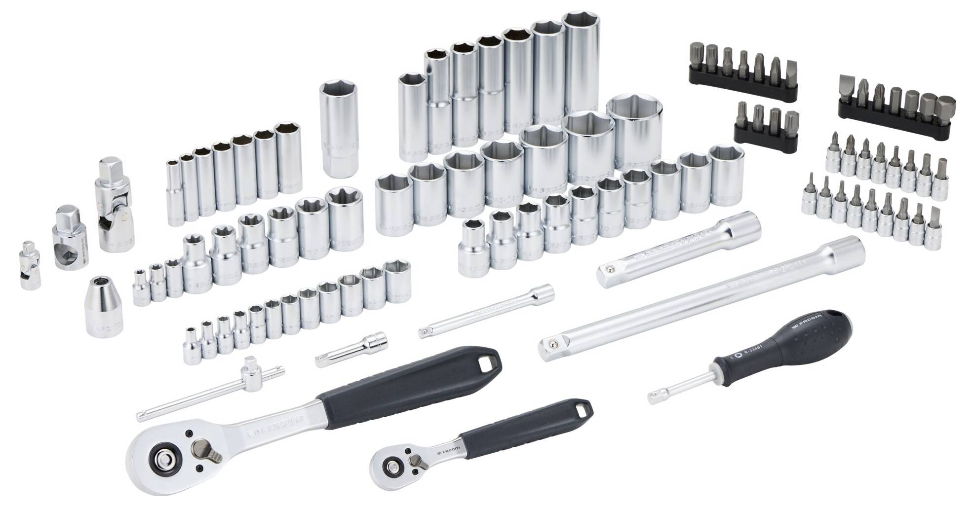 Ein umfassendes Steckschlüssel-Set mit verschiedenen Größen von Steckschlüsseln und Zubehörteilen, einschließlich Verlängerungen und Griffen, ordentlich angeordnet.