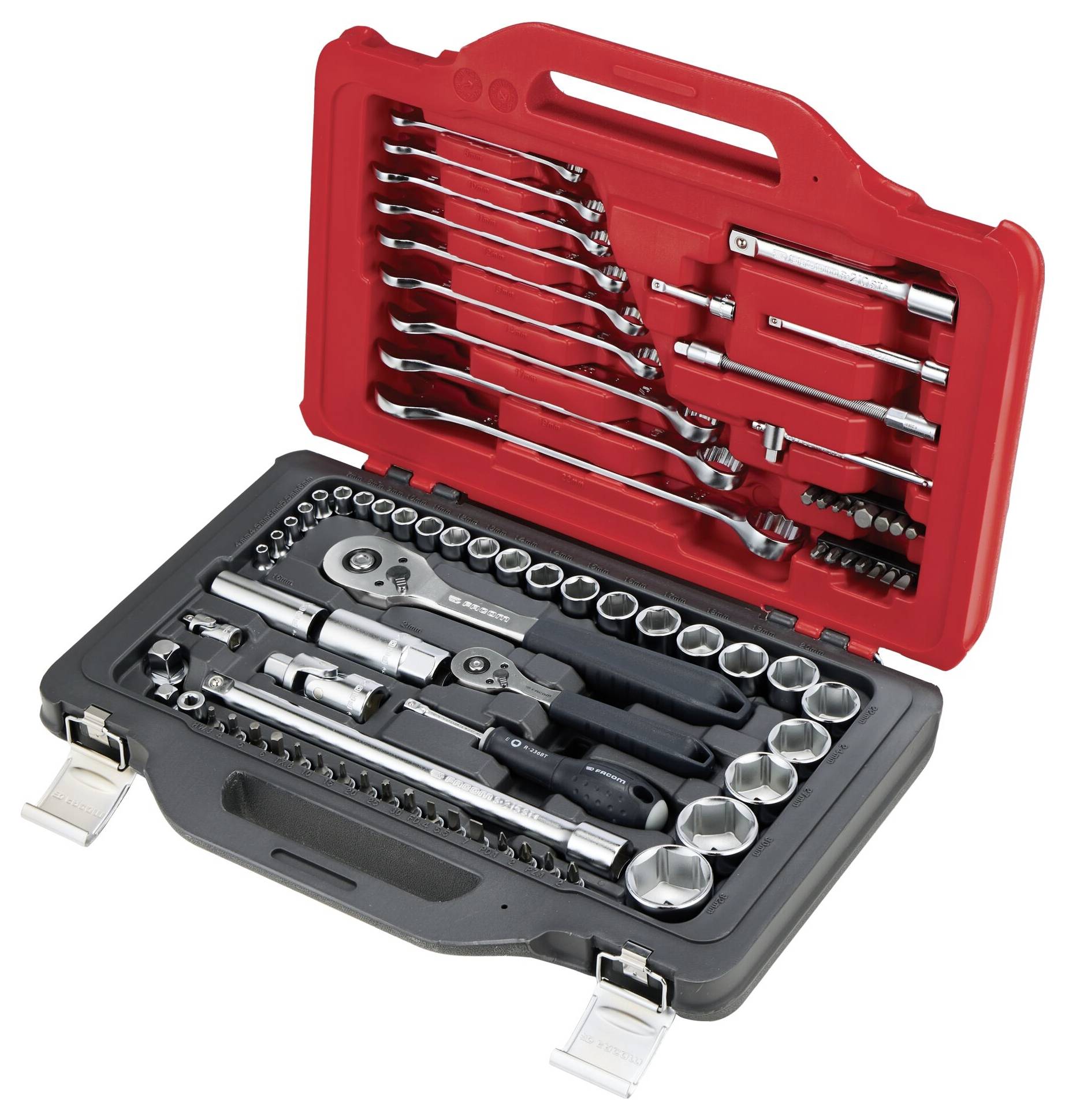 Offener rot-schwarzer Werkzeugkasten mit assotierten Steckdosen, Schraubenschlüsseln und Ratschenkombinationen ordentlich organisiert.