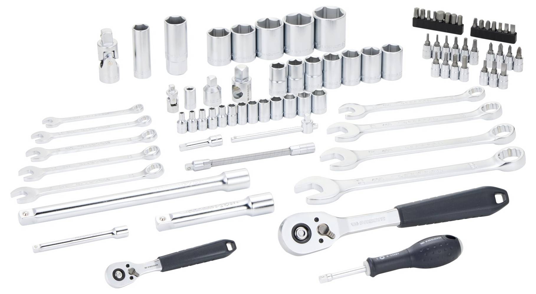 Ein umfassendes Set von Mechanikerwerkzeugen, darunter Ratschenschlüssel, Stecknüsse, Schraubenschlüssel und Schrauberbits, ordentlich auf weißem Hintergrund angeordnet.