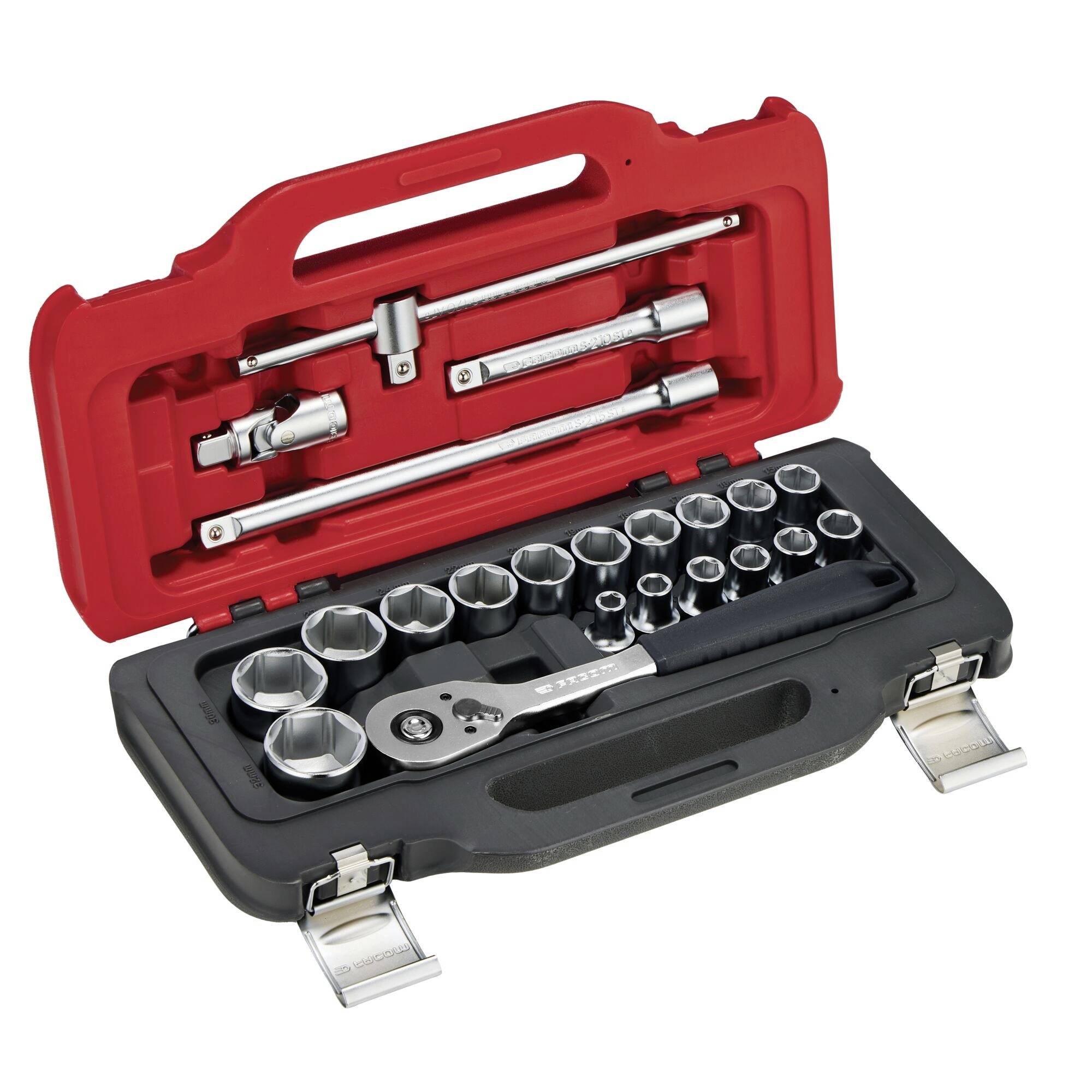 Eine rot und schwarz gefärbte Werkzeugbox mit einem Ratschenschlüssel, verschiedenen Steckschlüsseln und Verlängerungen, ordentlich in geformten Nuten angeordnet.