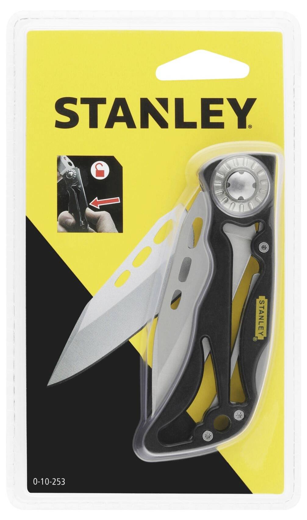 Eine Person in Handschuhen benutzt ein Stanley-Universalmesser, um ein blaues Wellkunststoffrohr zu schneiden, wahrscheinlich im Rahmen einer Bau- oder Installationsaufgabe.