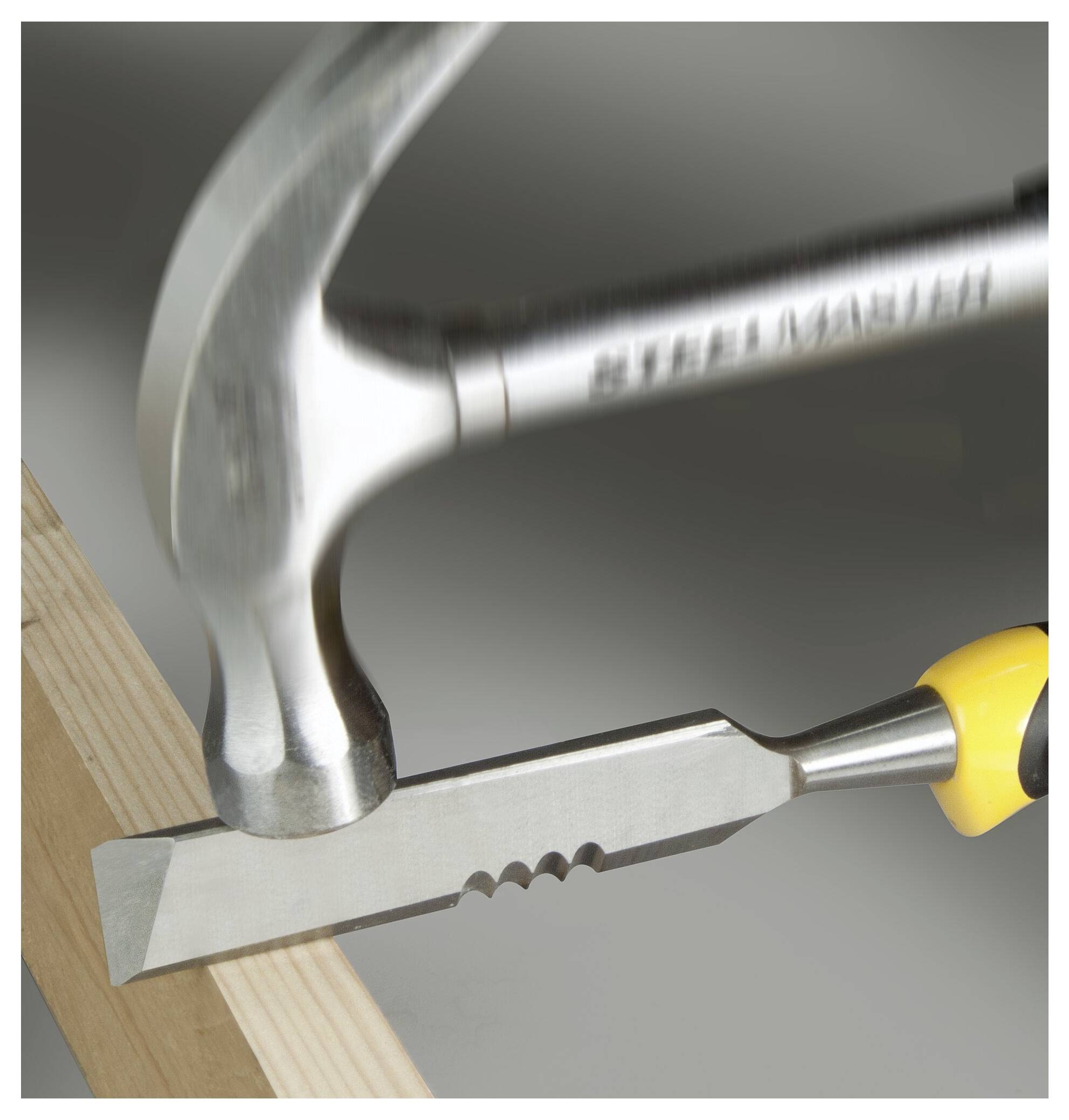 Eine schwarz-rote tragbare Taschenlampe wird mit einem Kabel aufgeladen, das an einen Anschluss an der Seite angeschlossen ist. Blaue Anzeigelichter zeigen den Ladestand an.