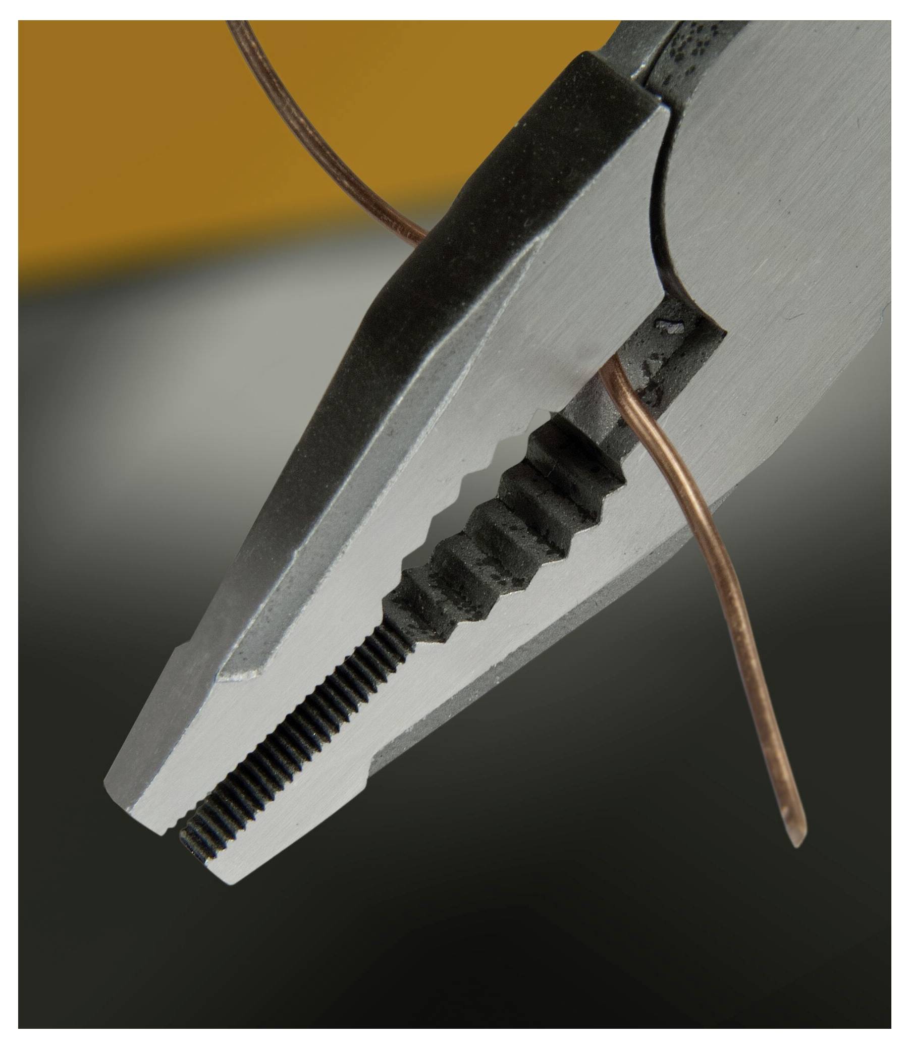 Ein Nahaufnahmebild eines strukturierten, metallischen Schalters auf einem Gerät, eingebettet in eine gerillte, silberfarbene Oberfläche. Der Schalter befindet sich in einer neutralen Position.