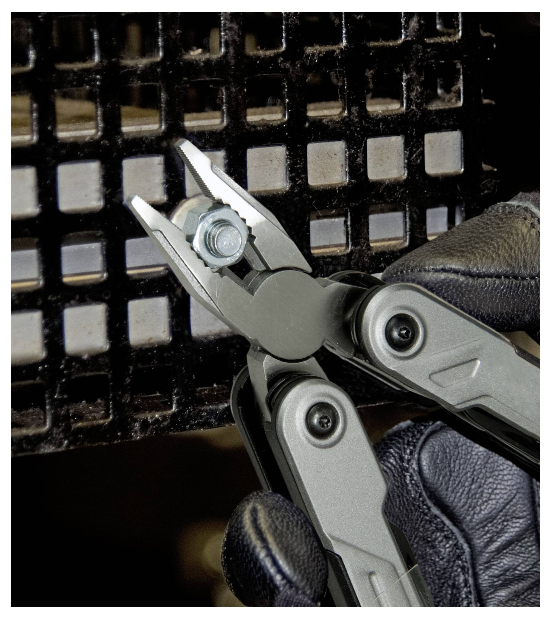 Eine gelb-schwarze Verbundgehrungssäge auf einer Basisplattform mit einem kreisförmigen Sägeblatt, das für präzise Schnitte bei der Holzbearbeitung ausgelegt ist.