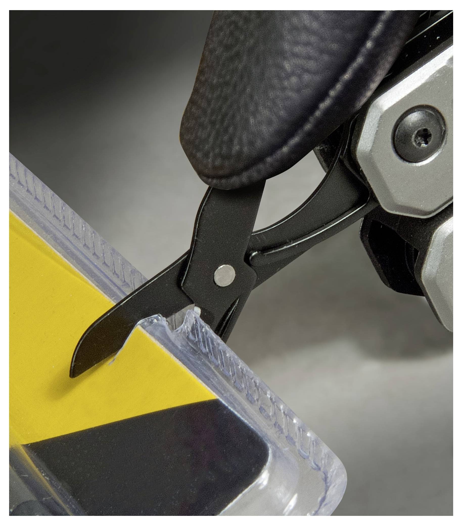 Eine Hand hält eine schlanke, schwarz-rote Taschenlampe, die helles Licht ausstrahlt. Die Taschenlampe trägt die Markenbezeichnung „PROPH