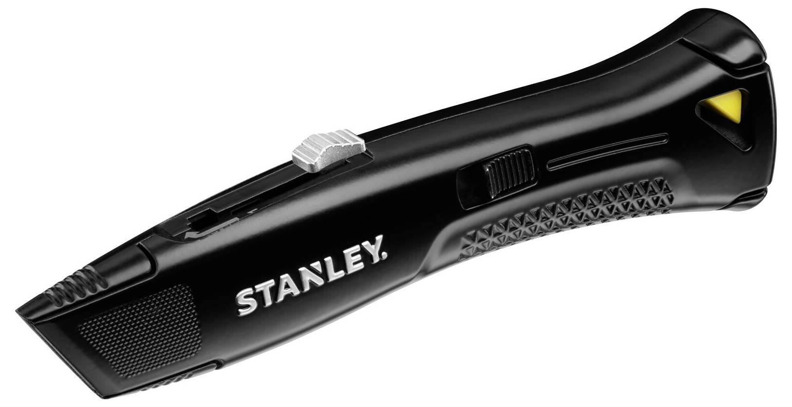 Ein Schneidewerkzeug mit schwarzem Griff, das verwendet wird, um eine Kunststoffverpackung mit schwarzem und gelbem Inhalt zu öffnen.