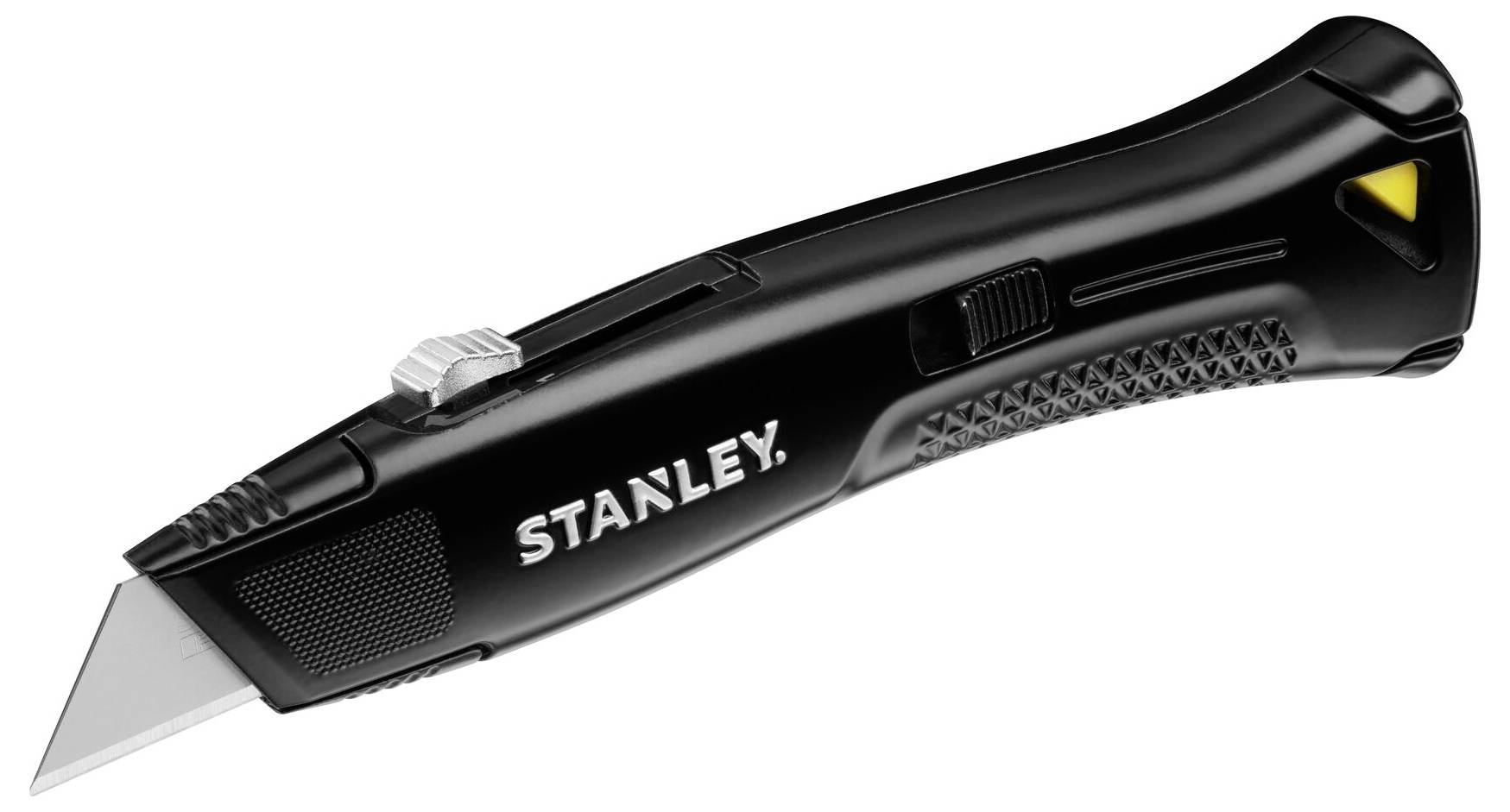 Eine Person in einer Werkstatt, die eine Elektro-Gehrungssäge verwendet, um einen Holzbalken zu schneiden, während sie eine Schutzbrille und eine Mütze trägt.