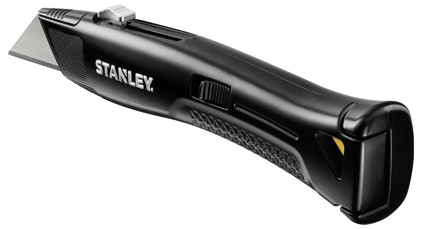 Eine Nahaufnahme von behandschuhten Händen, die eine Klinge in ein Universalmesser mit sichtbarem Markennamen einführen.