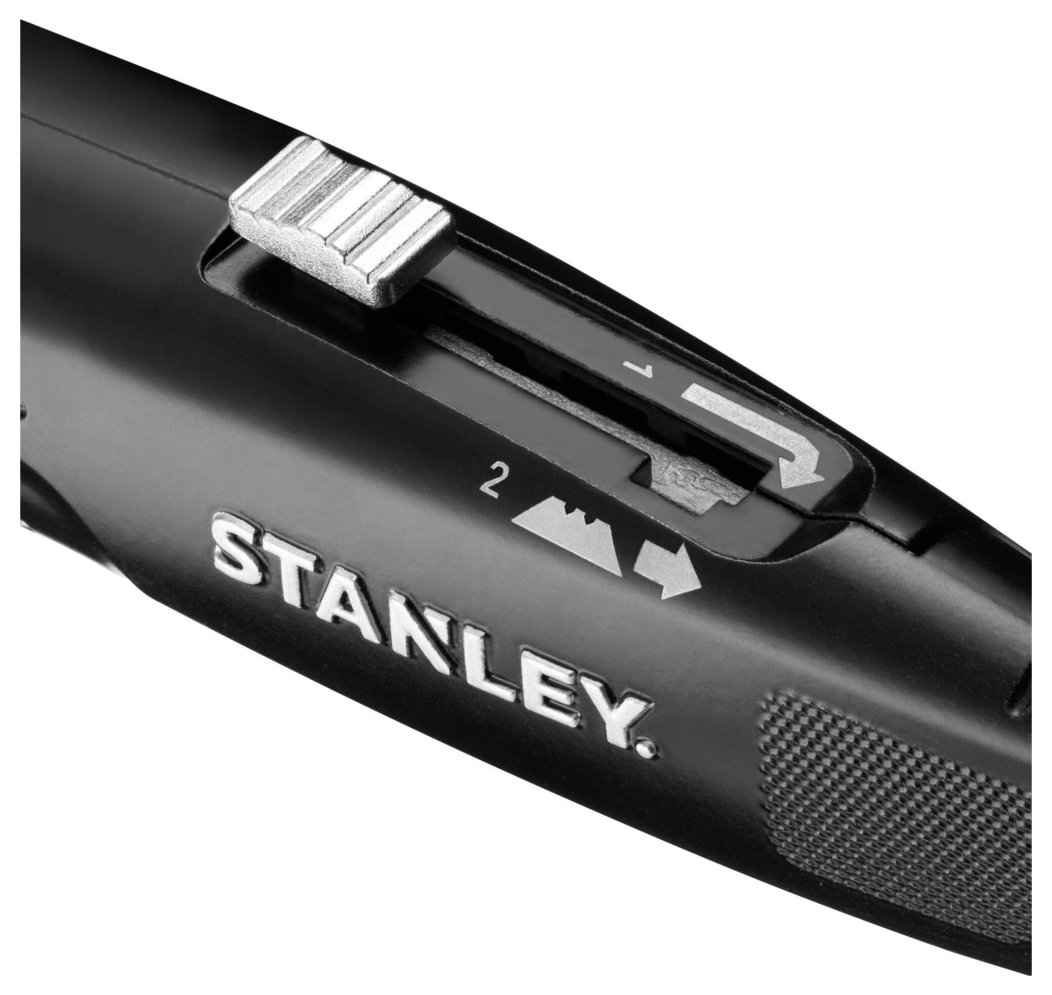 Eine silberne Verriegelungszange mit gekrümmtem Backen, ausgestattet mit einer Einstellschraube und einem Freigabehebel am Griff, aufrecht gegen einen weißen Hintergrund positioniert.