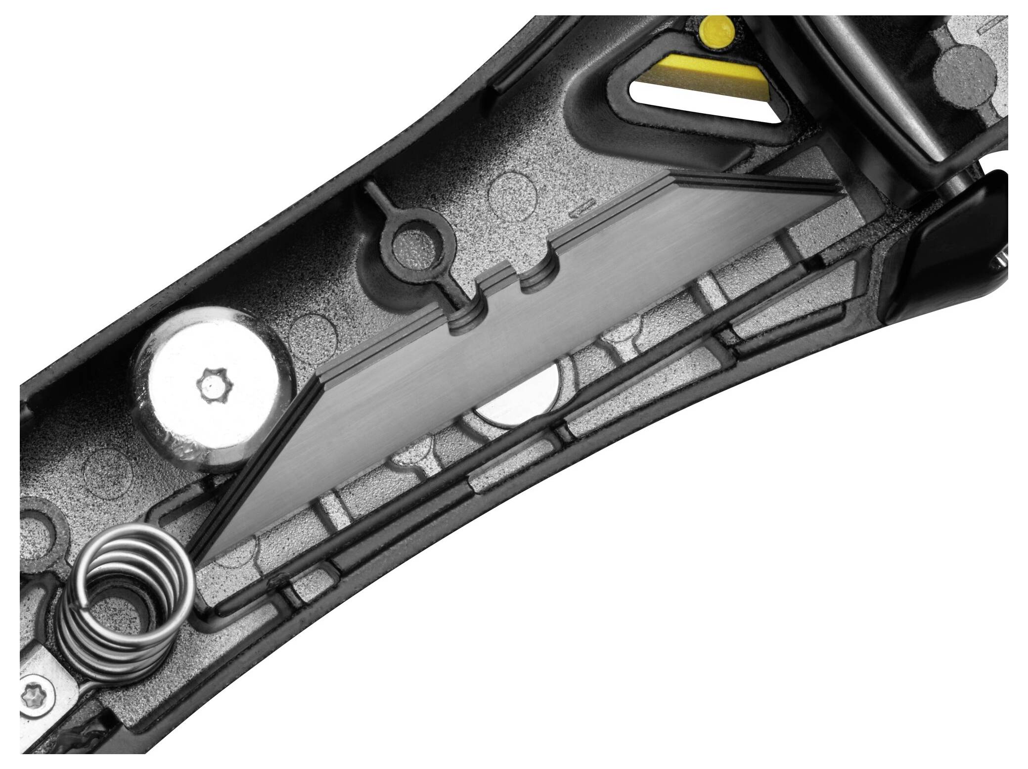 Eine Nahaufnahme einer mechanischen Komponente, die eine Innenansicht mit Metallfedern, Zahnrädern und einer Klinge zeigt, die in einem schwarzen Gehäuse gehalten wird.