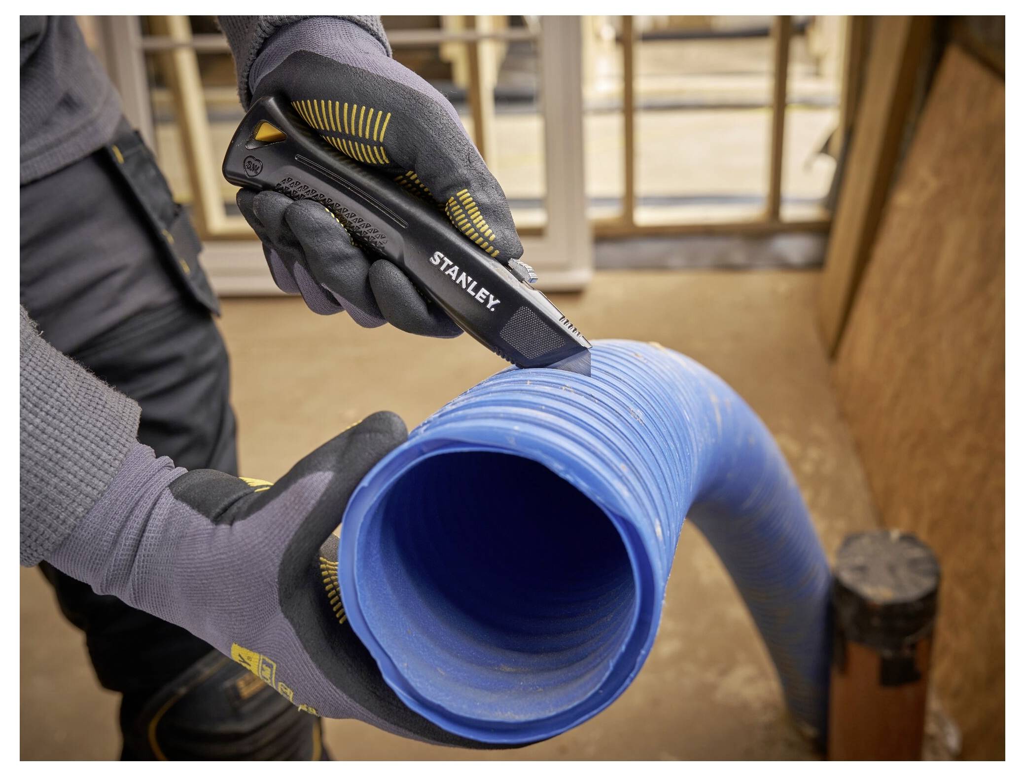 Eine rote Facom LED-Taschenlampe mit schwarzen Enden, die ihre Modellnummer „779-889SP