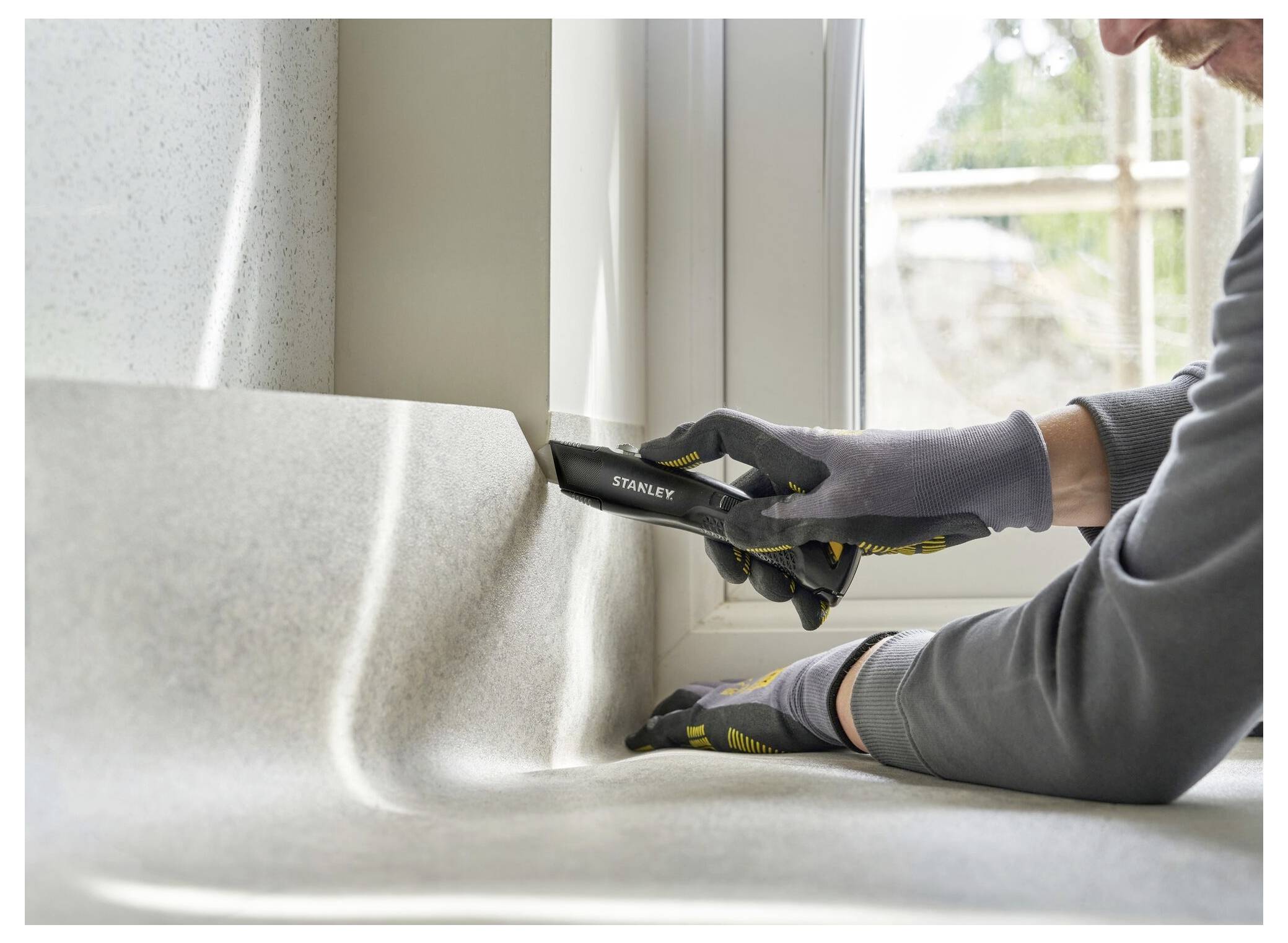 Ein Kappsägen-Set mit Ständer und Werkzeugen, geladen in eine Ladefläche eines Lastwagens, bereit für den Transport zur Baustelle.