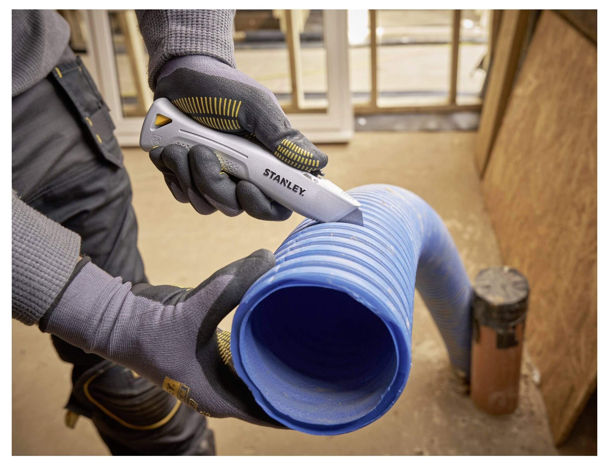 Ein Schlitzschraubendreher mit schwarzem und rotem Griff, ausgestattet mit einem Metallschaft und flacher Klingenspitze. Wird zum Drehen von Schrauben mit einem geraden, linearen Schlitz verwendet.