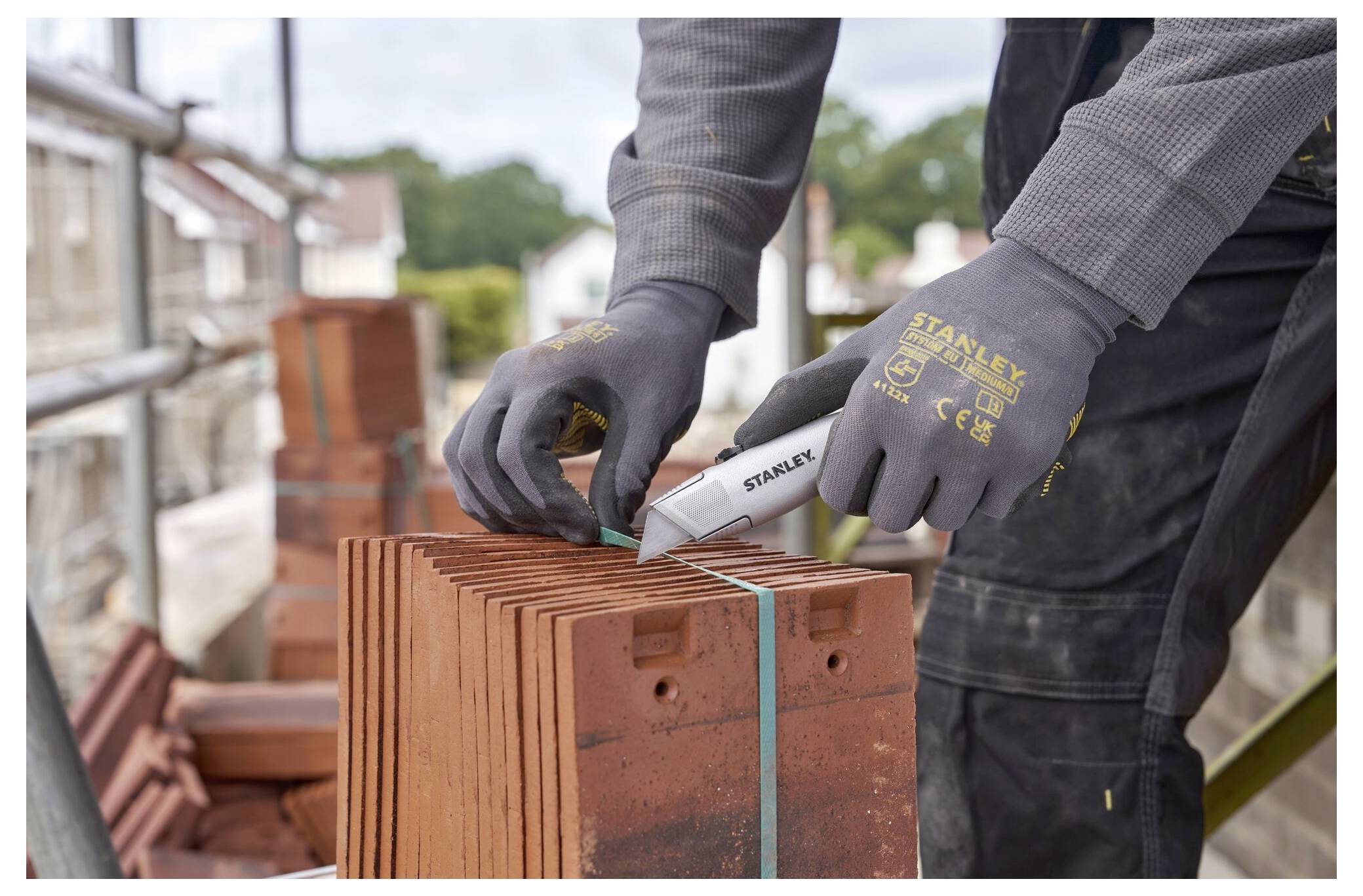 Ein Satz von 14 abgestuften Ratschenschlüsseln diagonal angeordnet, von links nach rechts in Größe zunehmend. Jeder Schlüssel hat ein offenes und ein ringförmiges Ende.