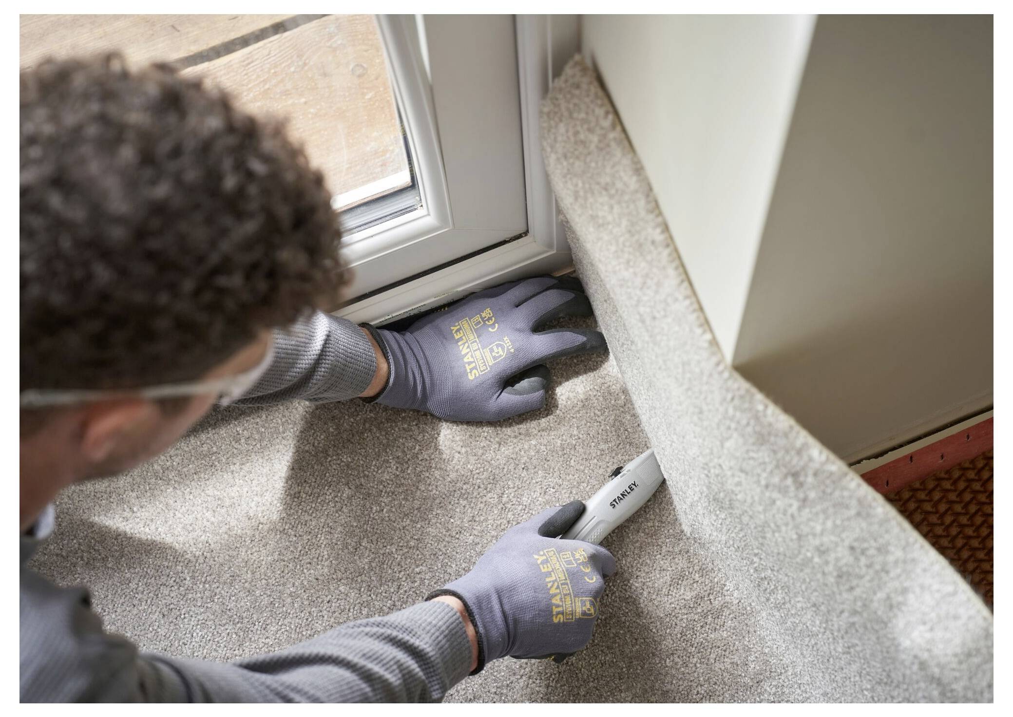 Nahaufnahme einer gelben und schwarzen Drahtschere mit metallenen Schneidekanten.