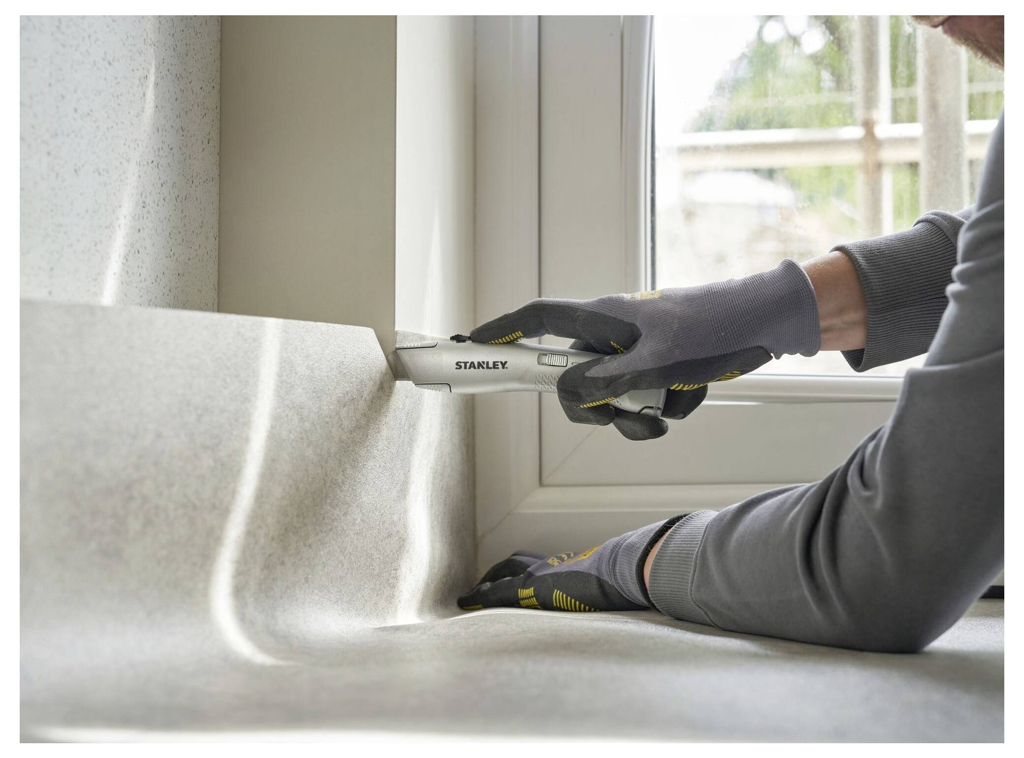 Eine silberne Sperre-Zange mit verstellbaren Backen, entwickelt um Objekte fest zu greifen und zu halten.