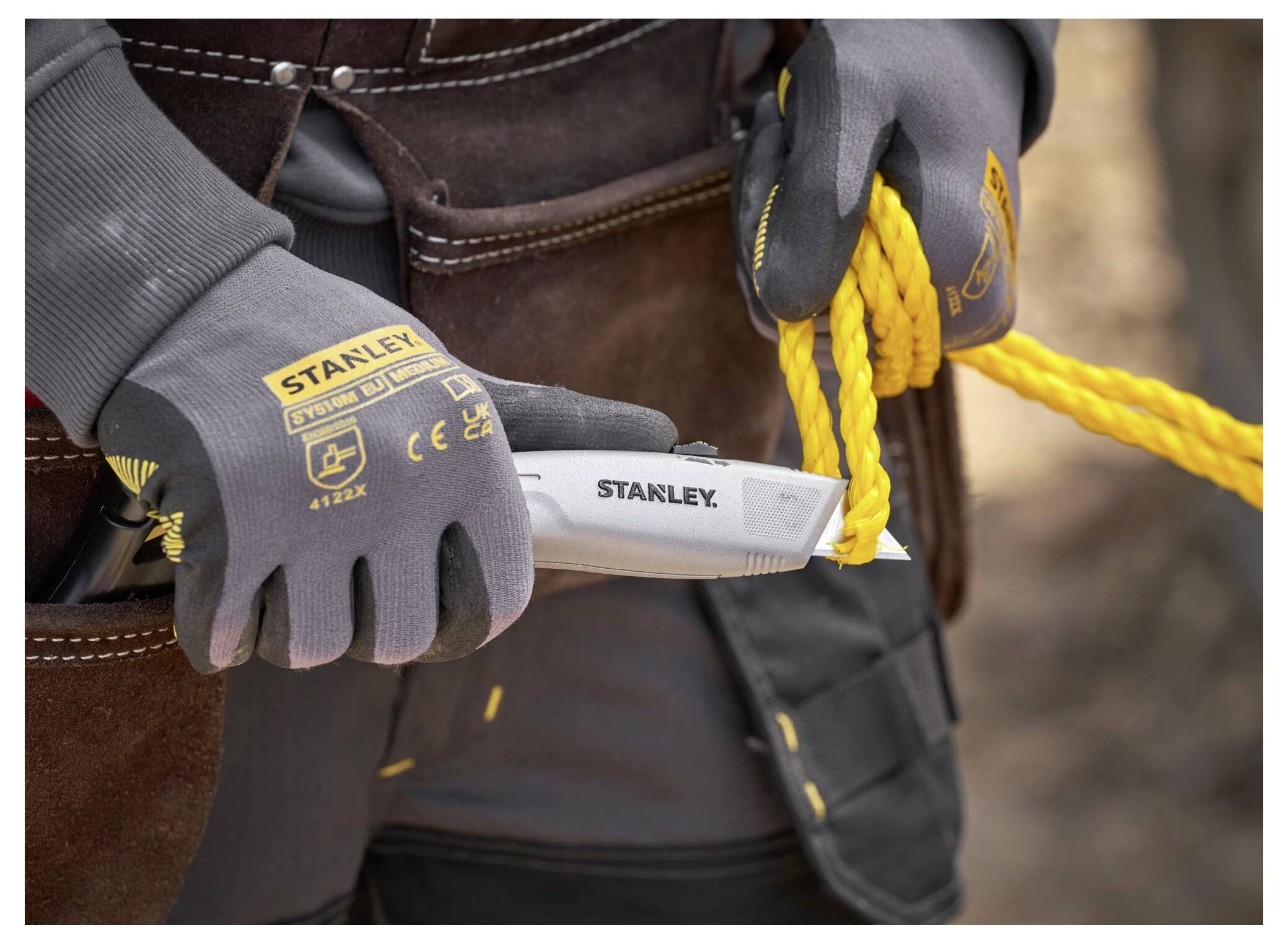 Ein roter Kunststoff-Werkzeugkoffer mit Griff und dem Markennamen 'FACOM' in weißem Text auf der Vorderseite.