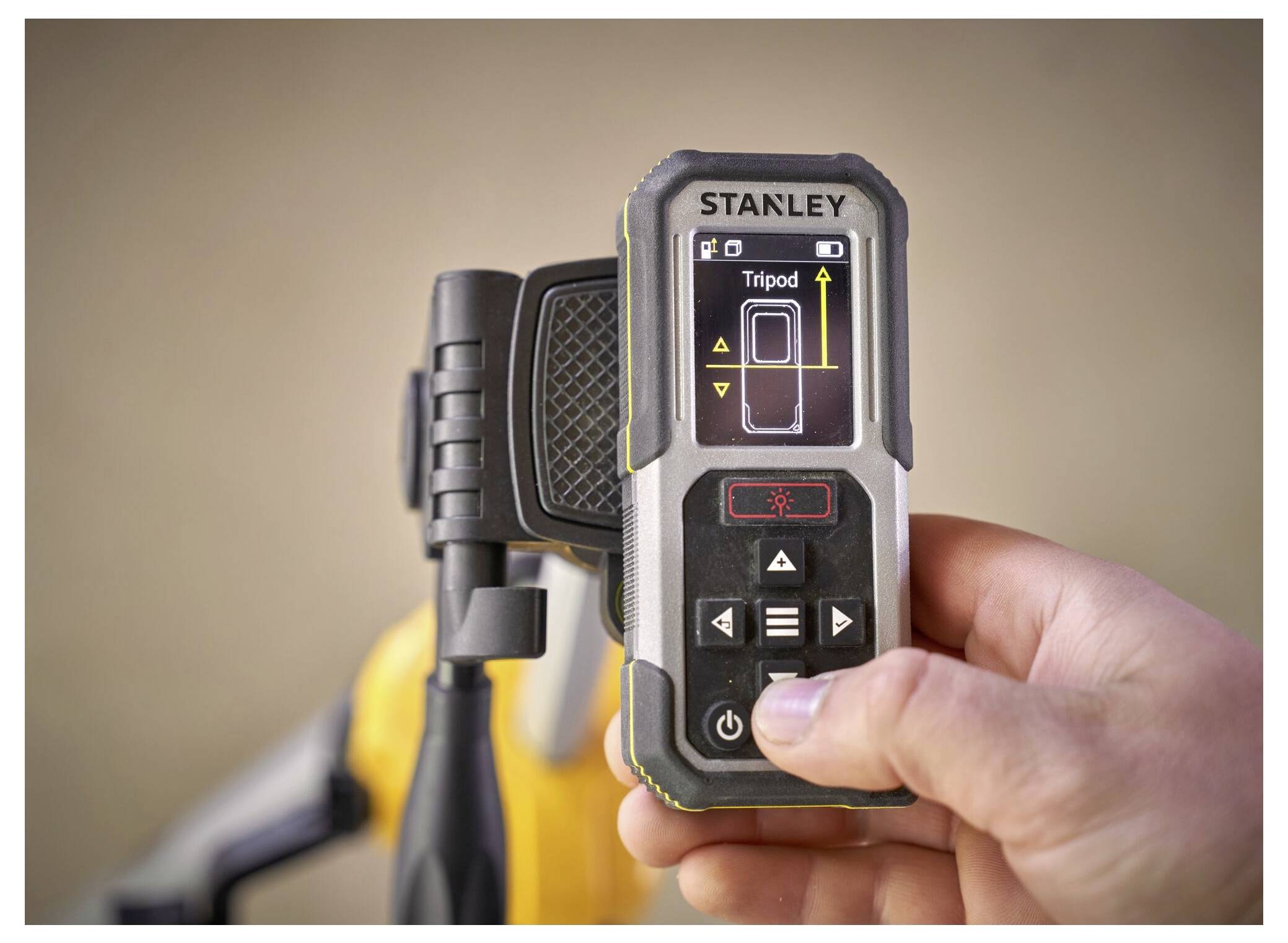 Eine Hand hält ein digitales Stanley-Gerät mit einem Display, das „Stativ