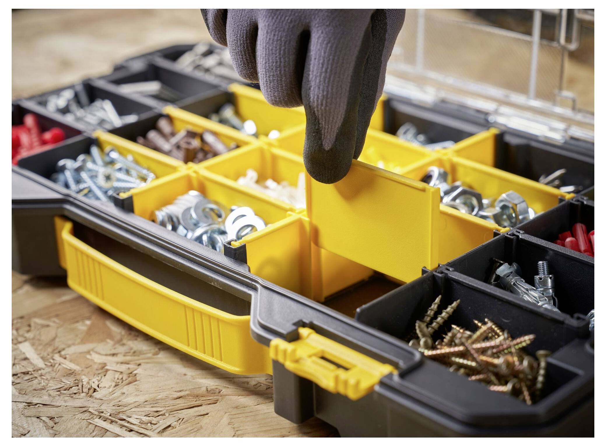 Eine Person demonstriert die Verwendung eines rot-schwarzen Autosicherheitshammers mit Gurtschneider, wobei sie diesen fest mit beiden Händen hält.