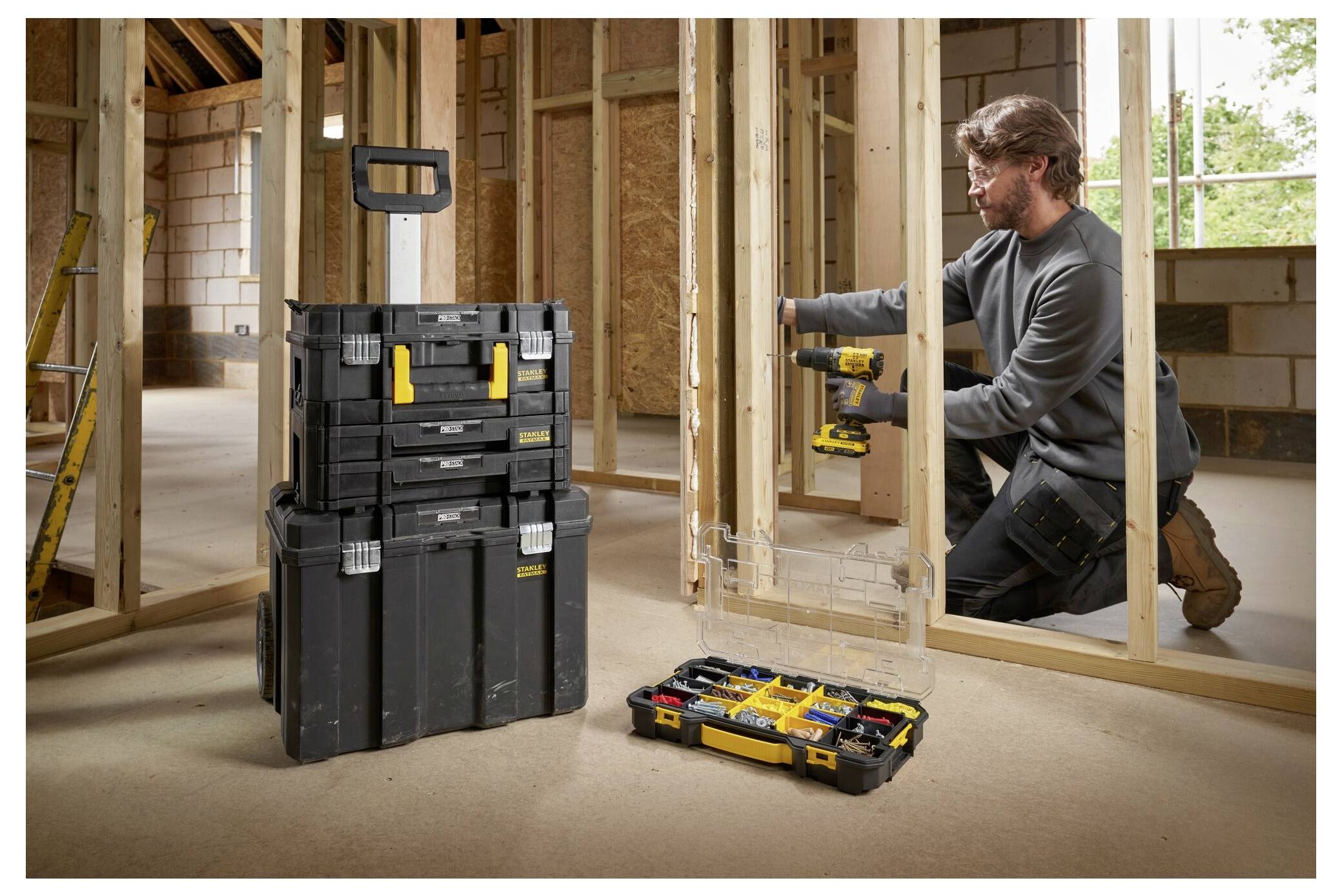 Eine Person mit Handschuhen benutzt ein Stanley-Universalmesser, um ein Objekt zu schneiden, wobei der Fokus auf Präzision und Sicherheit liegt.