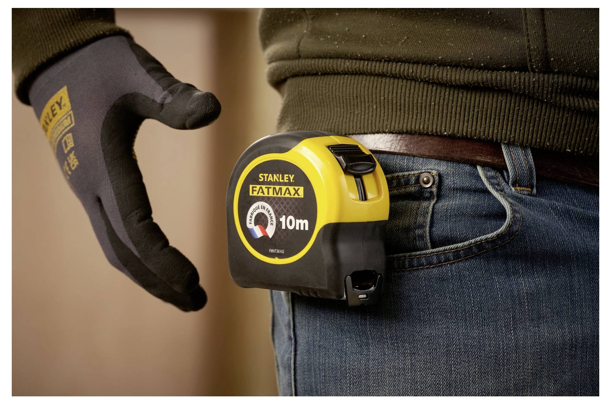 Ein silbernes Werkzeug mit einem gekrümmten, gezahnten Backen, das Zangen ähnelt, zum Greifen oder Verdrehen von Objekten verwendet und mit einem verstellbaren Mechanismus ausgestattet.