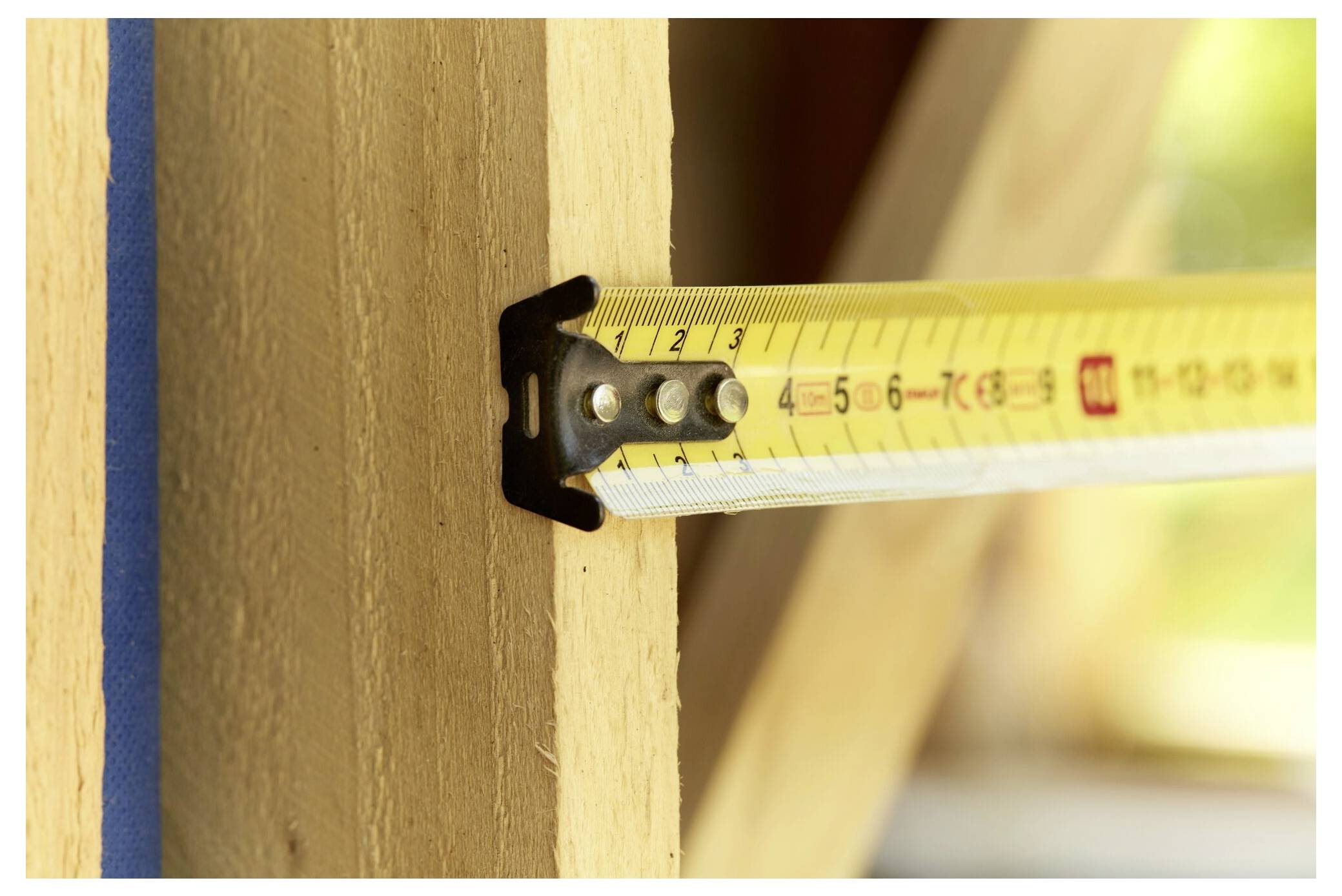 Eine Person in Handschuhen bedient einen Schneefräser und stellt die Kontrollen auf einer verschneiten Oberfläche ein.