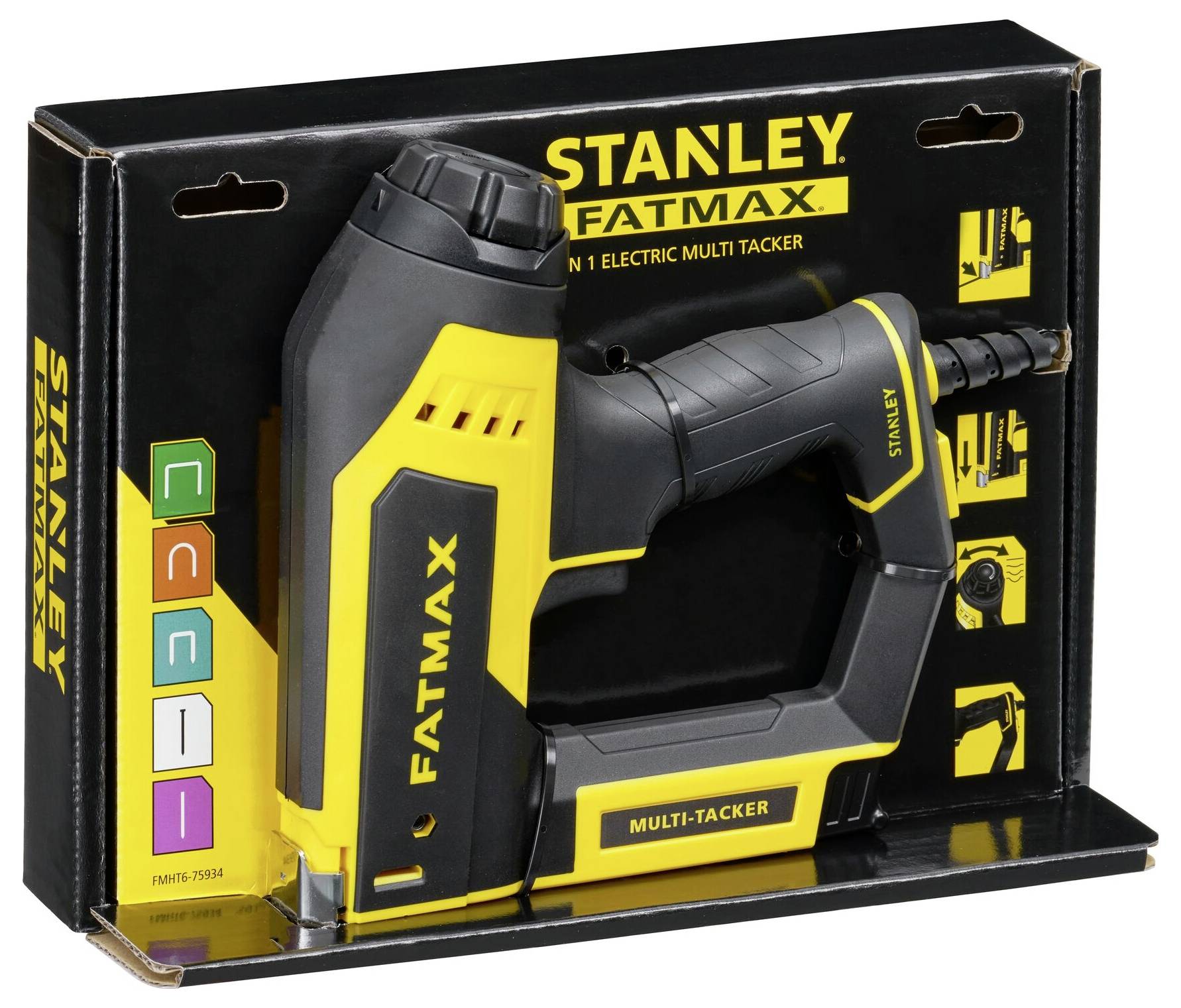 Eine Person nutzt einen tragbaren Staubsauger, um Verschmutzungen von der Rückseite eines Arbeitsfahrzeugs zu reinigen. Werkzeuge und Ausrüstungen sind im Raum organisiert angeordnet.