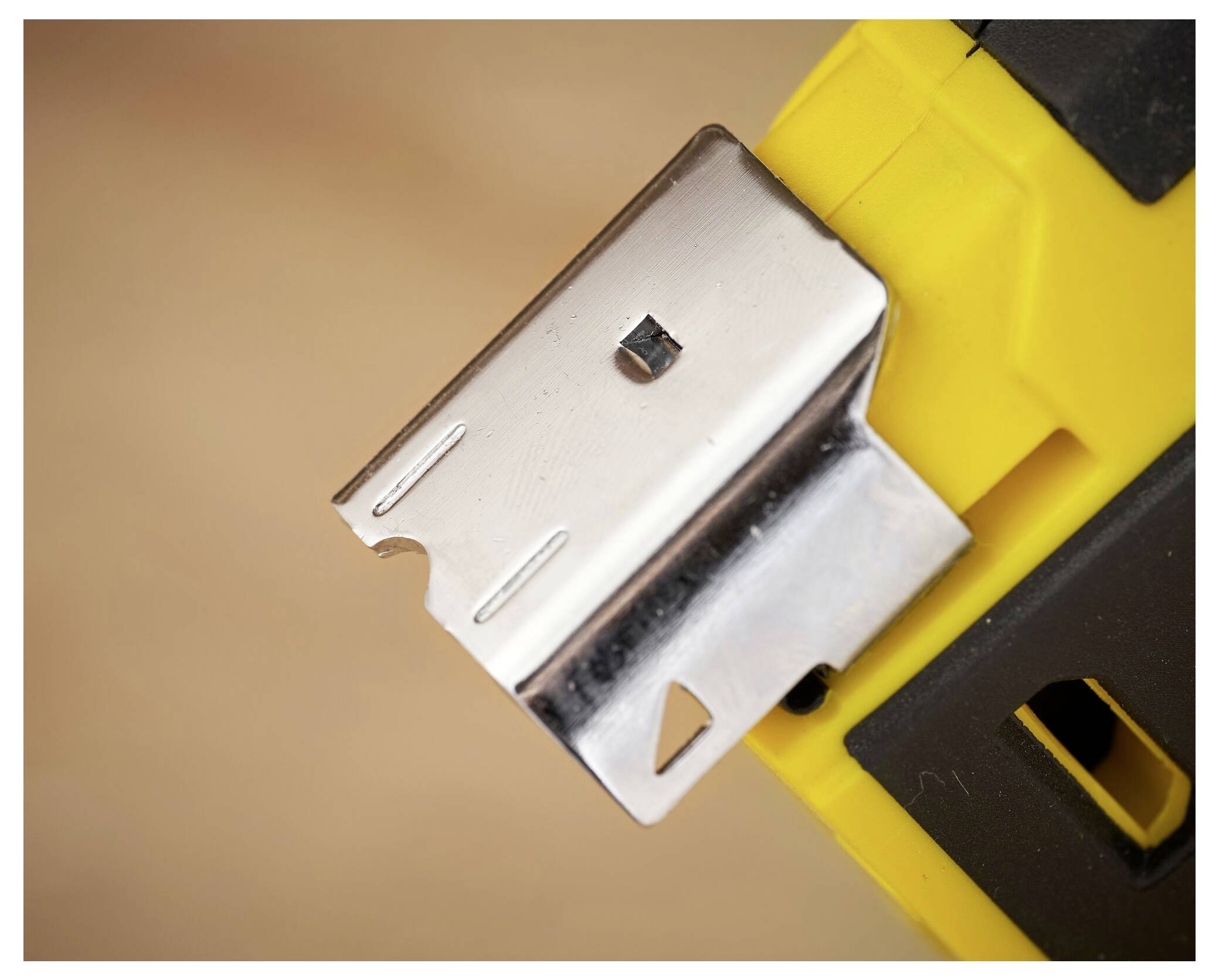 Ein gelbes und schwarzes Stanley Fatmax Stahllineal zeigt „5 m