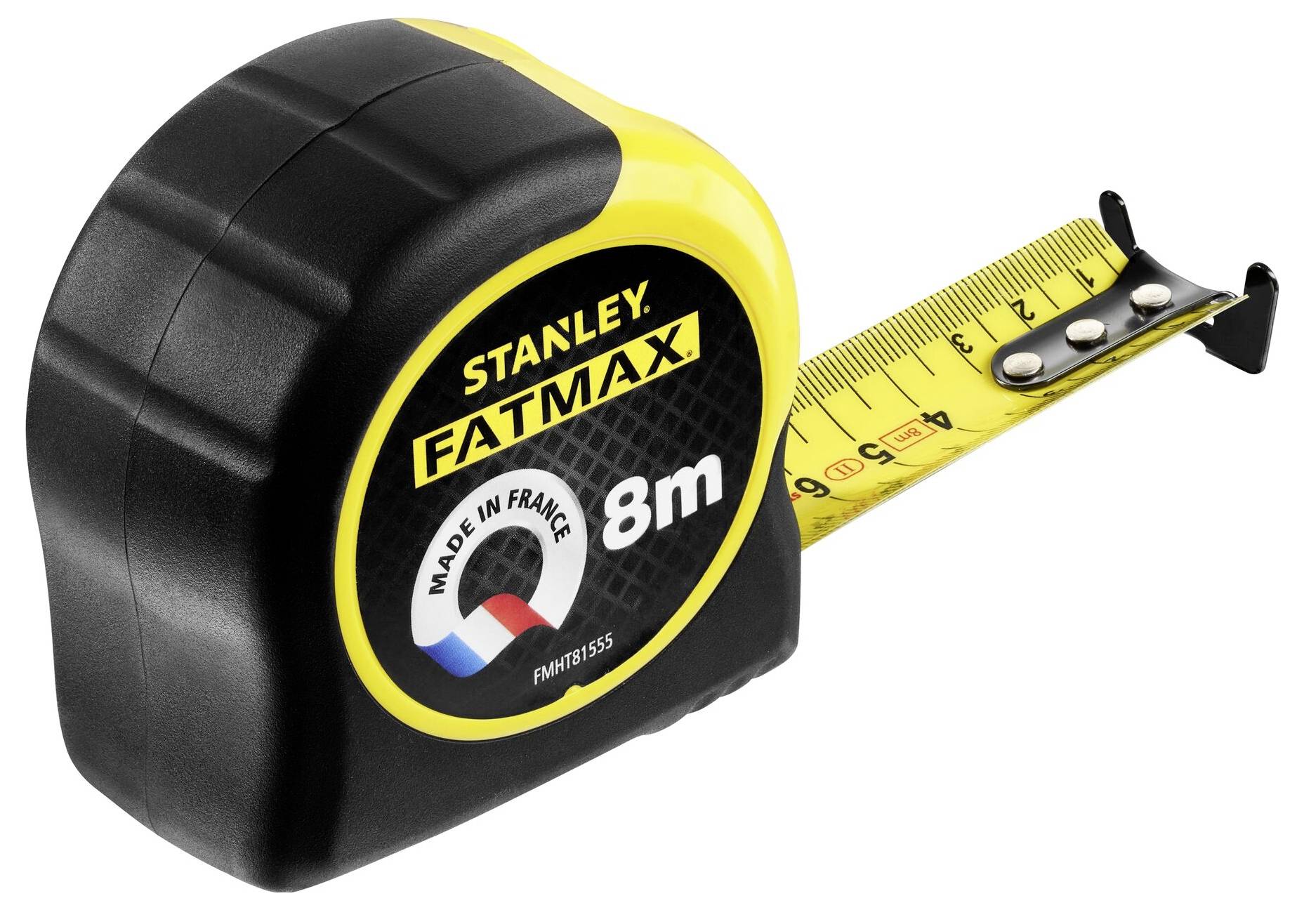 Eine Person verwendet einen Rasentrimmer, um den Rasen in einem Garten mit Bäumen und einem kleinen Schuppen im Hintergrund zu schneiden und trägt dabei Schutzhandschuhe.