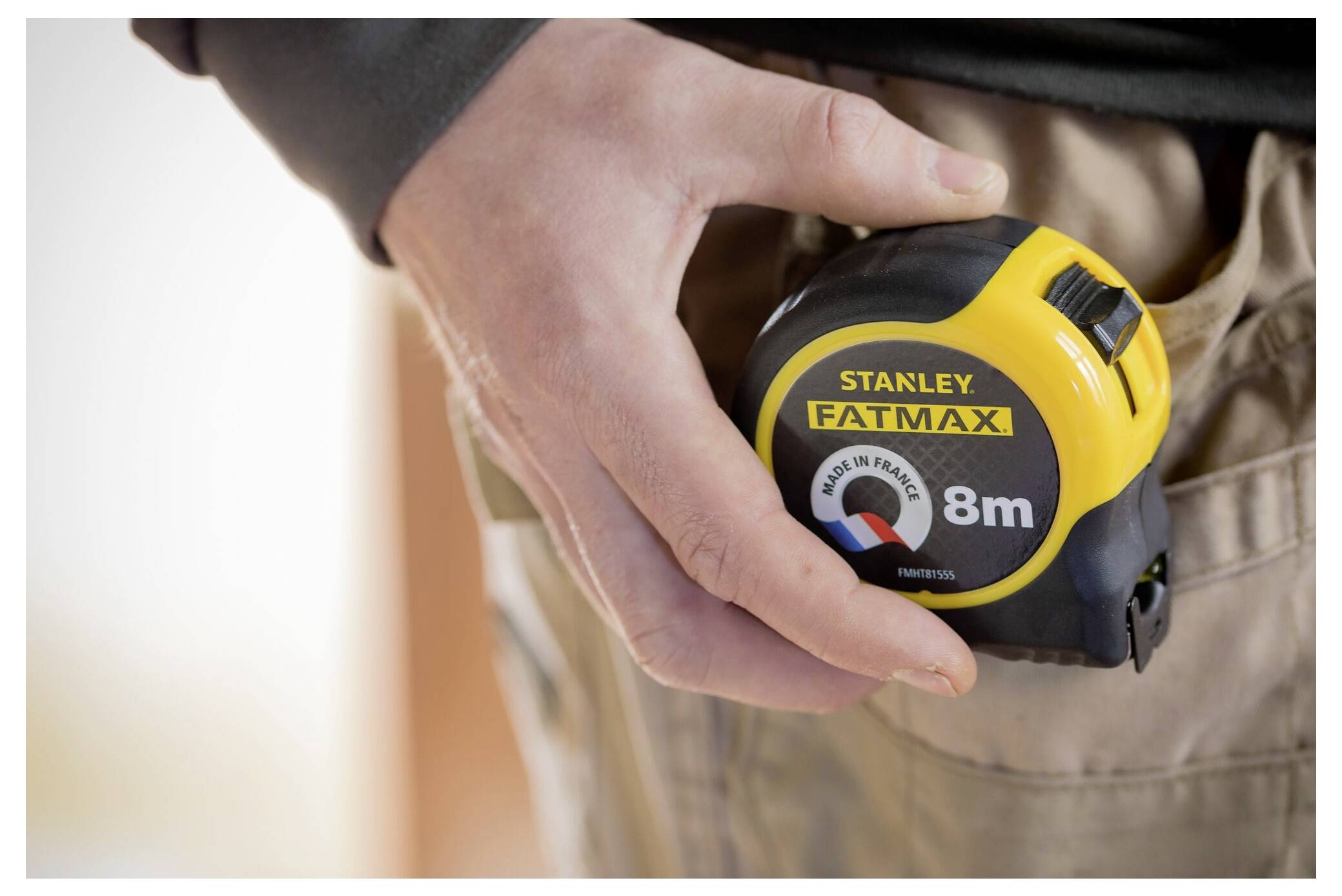 Eine Person hält ein gelbes schnurloses Elektrowerkzeug mit der Bezeichnung 