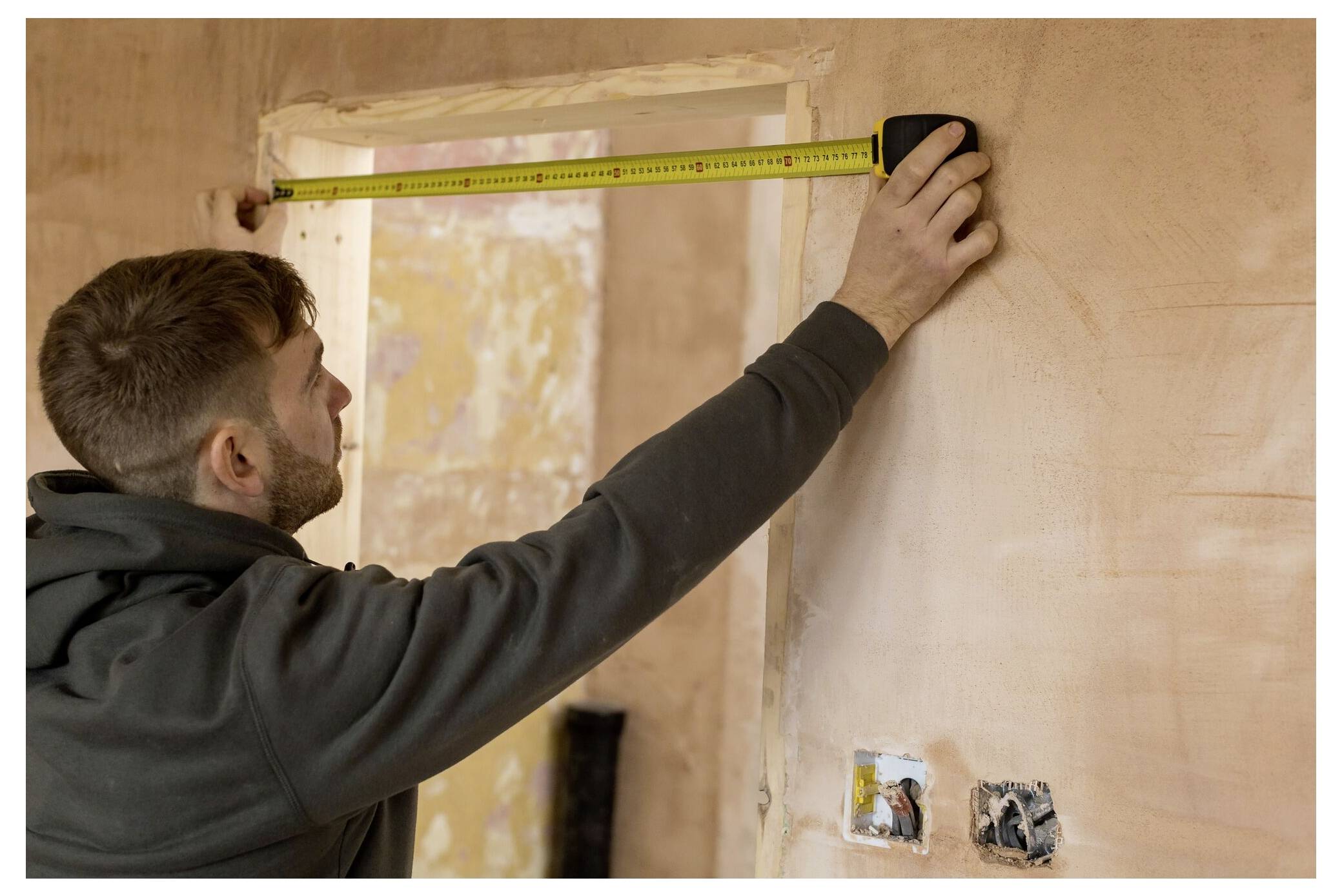 Eine Person steckt einen USB-Stick in einen Computer-Anschluss. Der Computer zeigt ein grünes Licht an, das den Stromfluss oder Verbindungsstatus anzeigt.