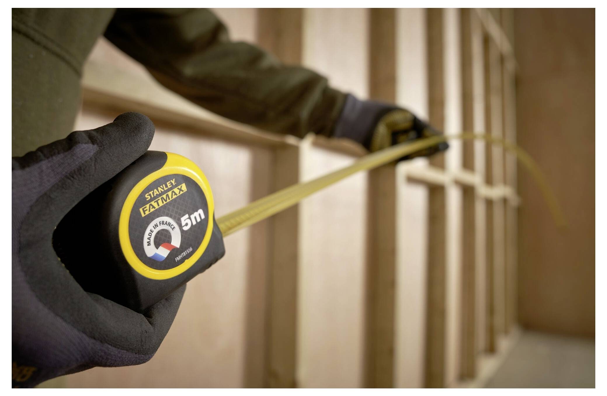 Ein gelb-schwarzer kabelloser Fadentrimmer mit aufladbarem Akku und daneben platziertem Ladegerät. Geeignet zur Gartenpflege.