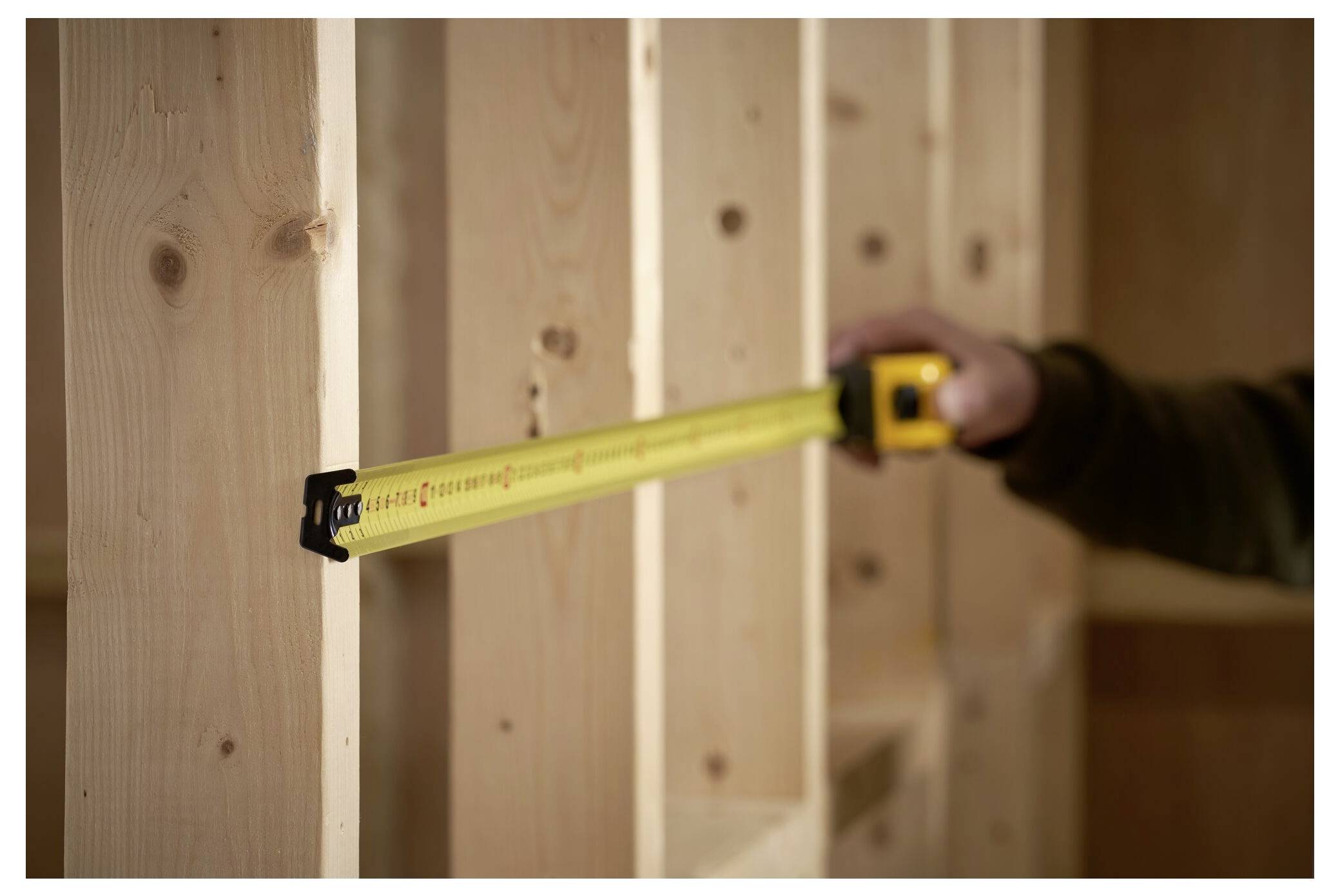 Ein gelber kabelloser Fadentrimmer mit schwarzem Schneidekopf, mit dem Markennamen auf dem Griff und einem Akku in der Nähe des Griffes.